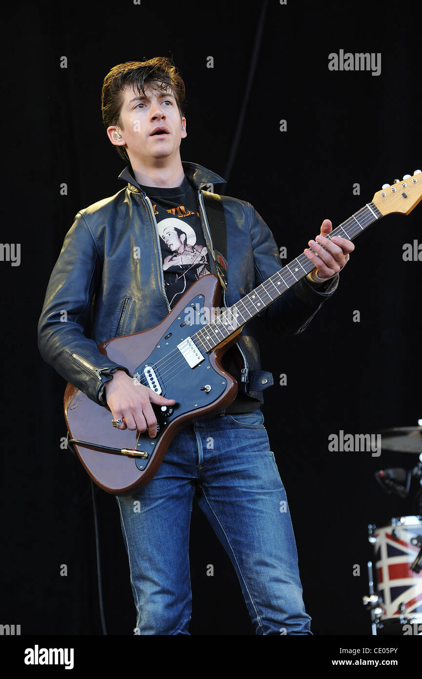 Aug 13, 2011 - San Francisco, Californie, USA - chanteur / guitariste Alex Turner du groupe Arctic Monkeys il se produit dans le cadre du Festival de Musique de 2011 à l'extérieur (qui a lieu au Golden Gate Park. Les trois jours du festival permettra d'attirer des milliers de fans pour voir une variété d'artiste sur six Banque D'Images Aug 13, 2011 - San Francisco, Californie, USA - chanteur / guitariste Alex Turner du groupe Arctic Monkeys il se produit dans le cadre du Festival de Musique de 2011 à l'extérieur (qui a lieu au Golden Gate Park. Les trois jours du festival permettra d'attirer des milliers de fans pour voir une variété d'artiste sur six Banque D'Images