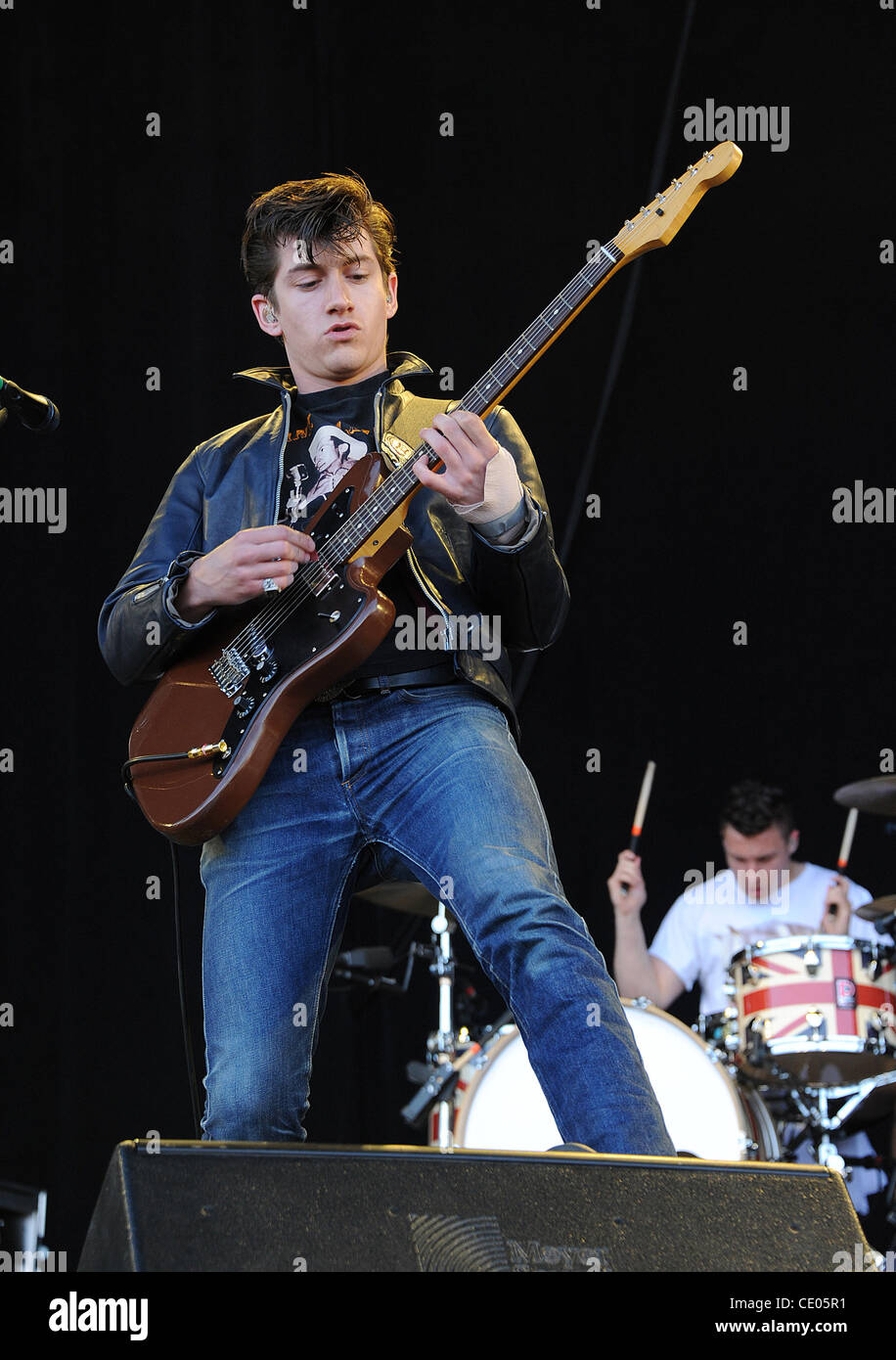 Aug 13, 2011 - San Francisco, Californie, USA - chanteur / guitariste Alex Turner du groupe Arctic Monkeys il se produit dans le cadre du Festival de Musique de 2011 à l'extérieur (qui a lieu au Golden Gate Park. Les trois jours du festival permettra d'attirer des milliers de fans pour voir une variété d'artiste sur six Banque D'Images Aug 13, 2011 - San Francisco, Californie, USA - chanteur / guitariste Alex Turner du groupe Arctic Monkeys il se produit dans le cadre du Festival de Musique de 2011 à l'extérieur (qui a lieu au Golden Gate Park. Les trois jours du festival permettra d'attirer des milliers de fans pour voir une variété d'artiste sur six Banque D'Images