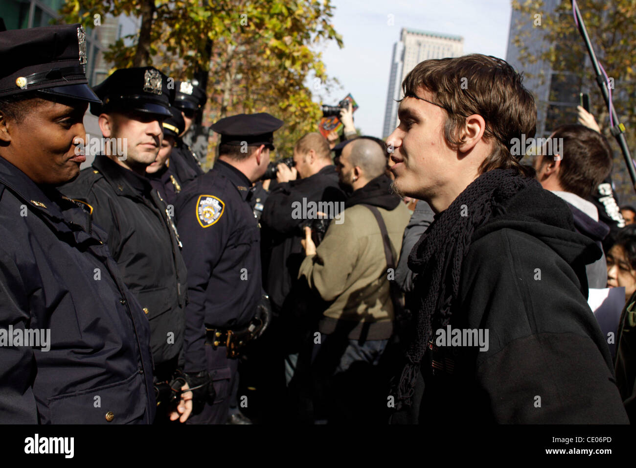 Occupy Wall Street les manifestants font face à la police lorsqu'ils marchent dans les bureaux de la firme financière massive Goldman Sachs. Banque D'Images