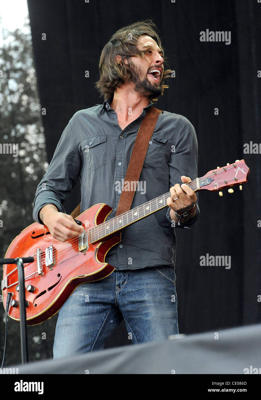 Le 18 septembre, 2011 - Austin, Texas, USA - Musicien RYAN BINGHAM se produit sur scène dans le cadre de la 10e édition de Austin City Limits Music Festival, qui se déroule à Zilker Park situé à Austin. Les trois jours du festival permettra d'attirer plus de 70 000 fans pour voir une variété d'artiste sur huit étapes différentes. Banque D'Images