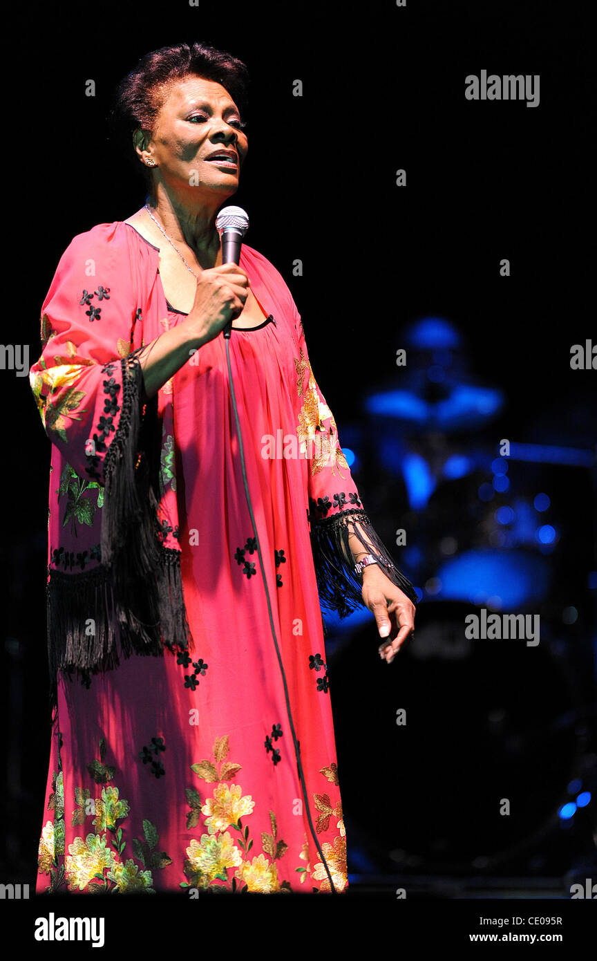 Oct 20, 2011 - Raleigh, Caroline du Nord), USA - Chanteur DIONNE WARWICK procède à vivre à l'Arène Dorton dans le cadre de la 2011 N.C. State Fair qui se déroule à Raleigh. Copyright 2011 Jason Moore. (Crédit Image : © Jason Moore/ZUMAPRESS.com) Banque D'Images