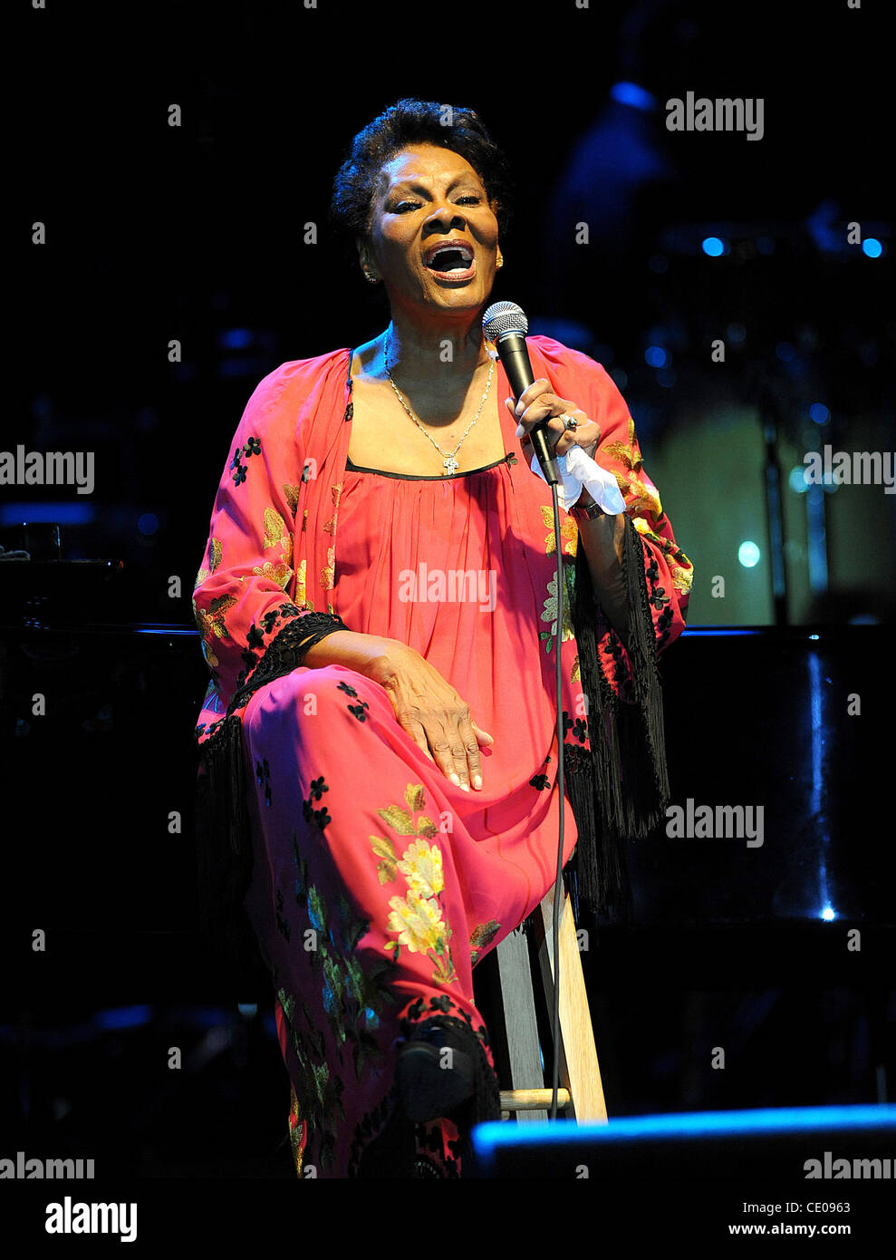 Oct 20, 2011 - Raleigh, Caroline du Nord), USA - Chanteur DIONNE WARWICK procède à vivre à l'Arène Dorton dans le cadre de la 2011 N.C. State Fair qui se déroule à Raleigh. Copyright 2011 Jason Moore. (Crédit Image : © Jason Moore/ZUMAPRESS.com) Banque D'Images