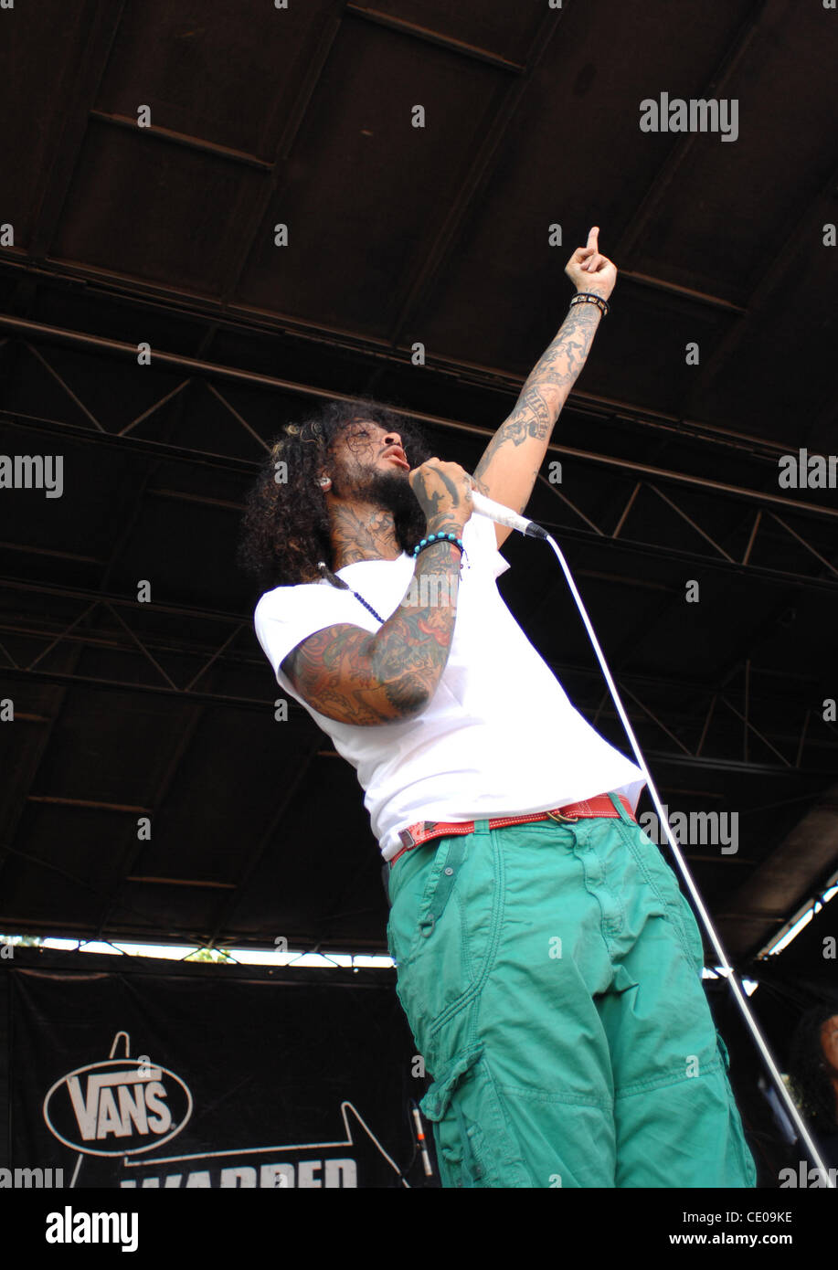 Cars WARP TOUR 2011 dispose d'une salle de sport dont le héros CLASSE HIP HOP ALTERNATIF gagne la foule en mouvement. Cars WARP TOUR 2011 TERRES EN VIRGINIA BEACH, Virginie à la FARM BUREAU VIVRE À VIRGINIA BEACH A. le 27 juillet 2011 Banque D'Images