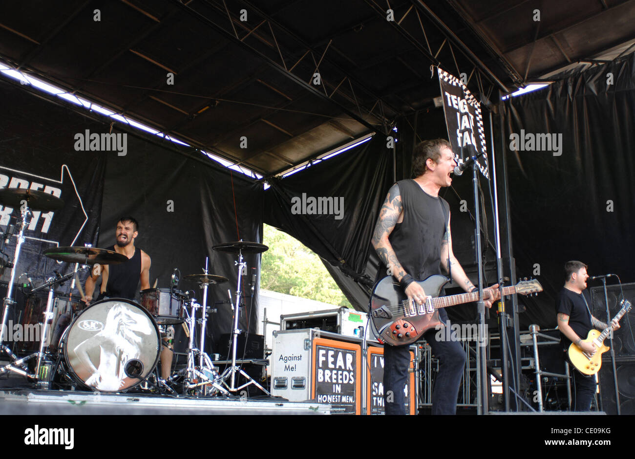 Cars WARP TOUR 2011 dispose d'une salle de sport dont le héros CLASSE HIP HOP ALTERNATIF gagne la foule en mouvement. Cars WARP TOUR 2011 TERRES EN VIRGINIA BEACH, Virginie à la FARM BUREAU VIVRE À VIRGINIA BEACH A. le 27 juillet 2011 Banque D'Images