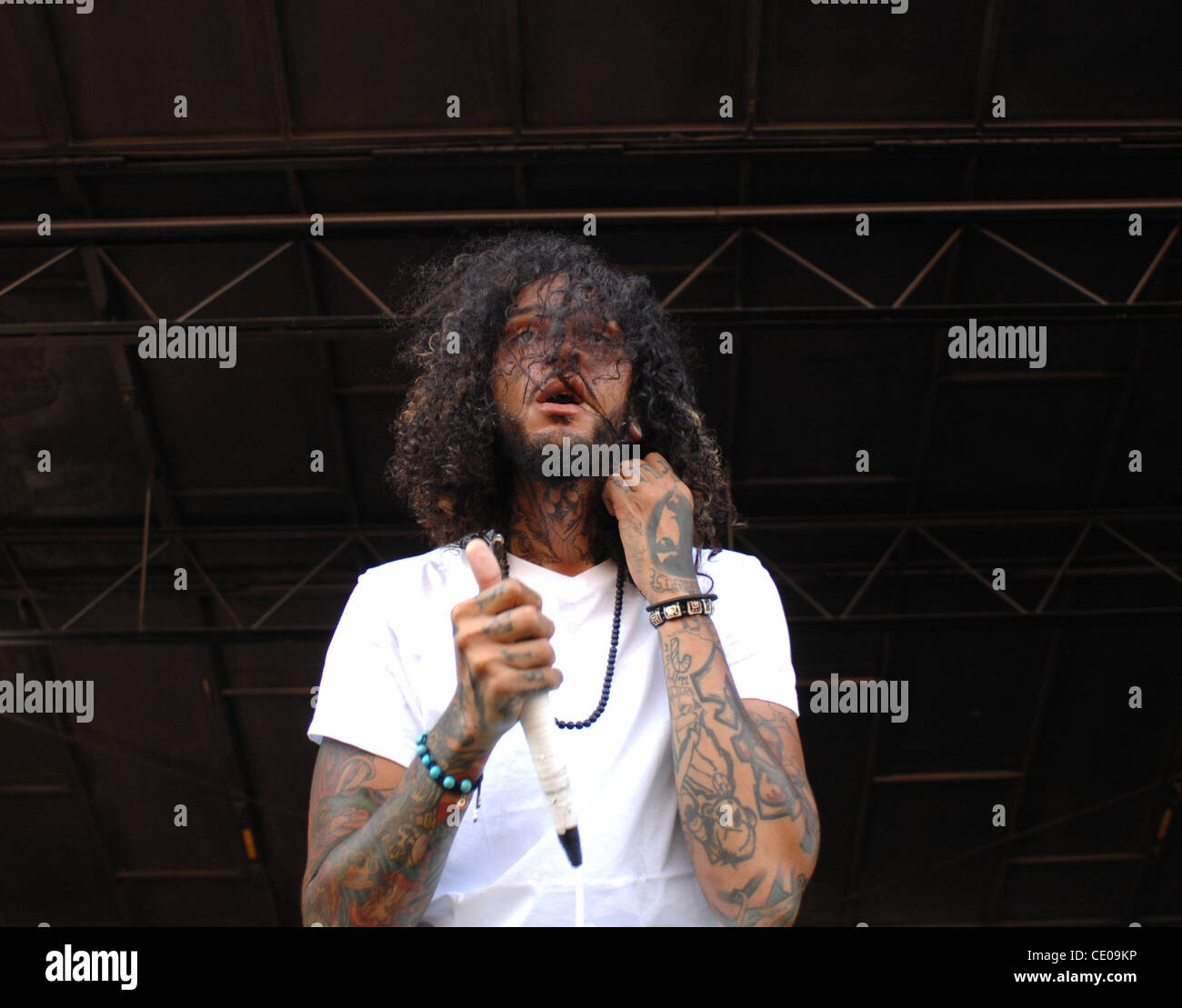 Cars WARP TOUR 2011 dispose d'une salle de sport dont le héros CLASSE HIP HOP ALTERNATIF gagne la foule en mouvement. Cars WARP TOUR 2011 TERRES EN VIRGINIA BEACH, Virginie à la FARM BUREAU VIVRE À VIRGINIA BEACH A. le 27 juillet 2011 Banque D'Images