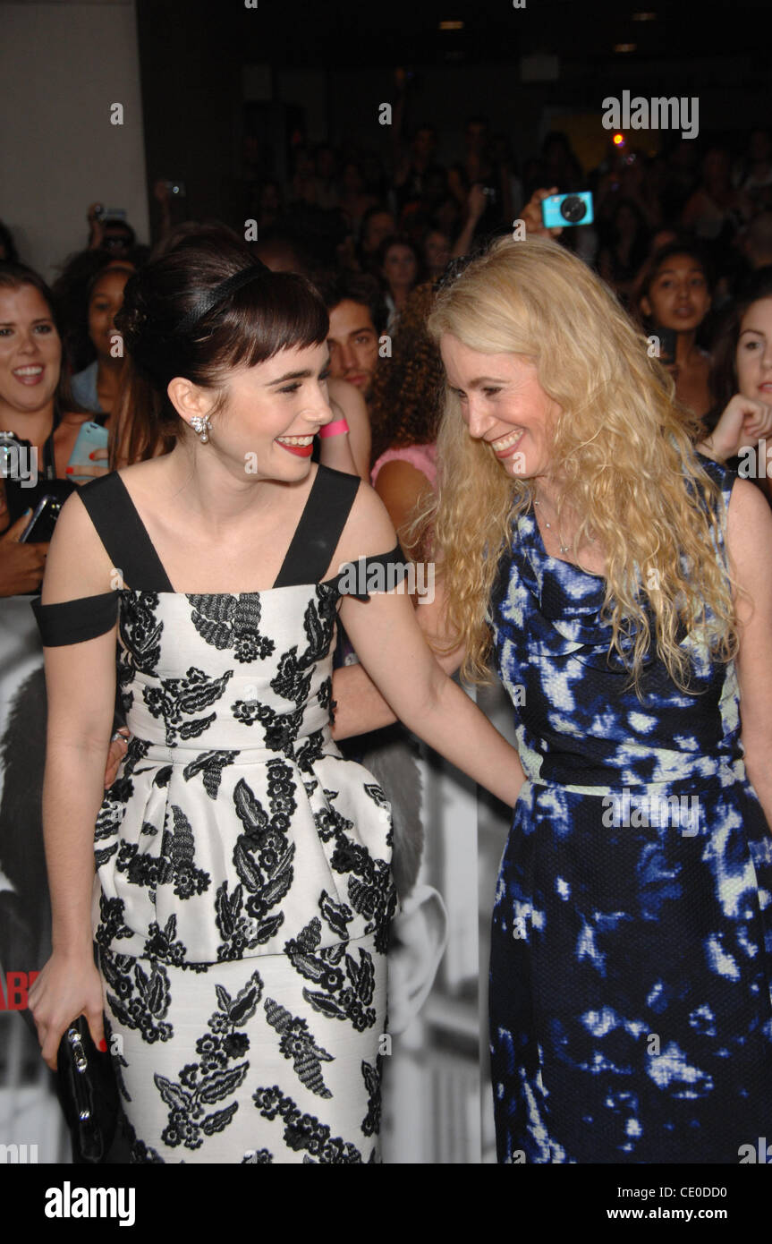 16 septembre 2011 - Hollywood, Californie, États-Unis - Lily Collins et de Jill Tavelman lors de la première du nouveau film de Lionsgate Enlèvement, tenue au Grauman's Chinese Theatre, le 15 septembre 2011, à Los Angeles.(Image Crédit : © Michael Germana/Globe Photos/ZUMAPRESS.com) Banque D'Images