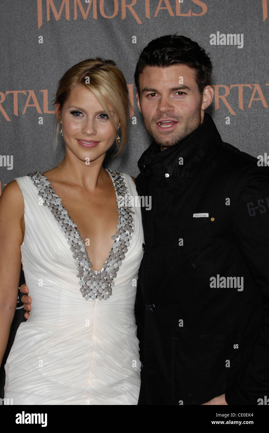 8 novembre 2011 - Hollywood, Californie, États-Unis - Claire Holt et Daniel Gillies lors de la première de la nouvelle animation de la relativité des Immortels, qui a eu lieu au Nokia Theatre L.A. Live, le 7 novembre 2011, à Los Angeles.(Image Crédit : © Michael Germana/Globe Photos/ZUMAPRESS.com) Banque D'Images