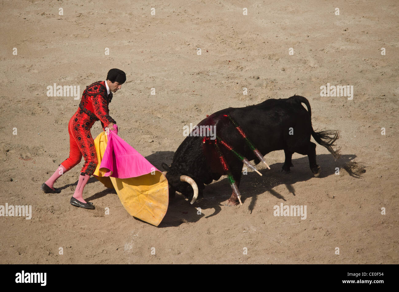 11 septembre 2011 - Arles, Texas, États-Unis - 11 septembre 2011 - Arles, France - un assistant du matador pneus le taureau avec sa capote. (Crédit Image : © Caleb Bryant Miller/ZUMAPRESS.com) Banque D'Images