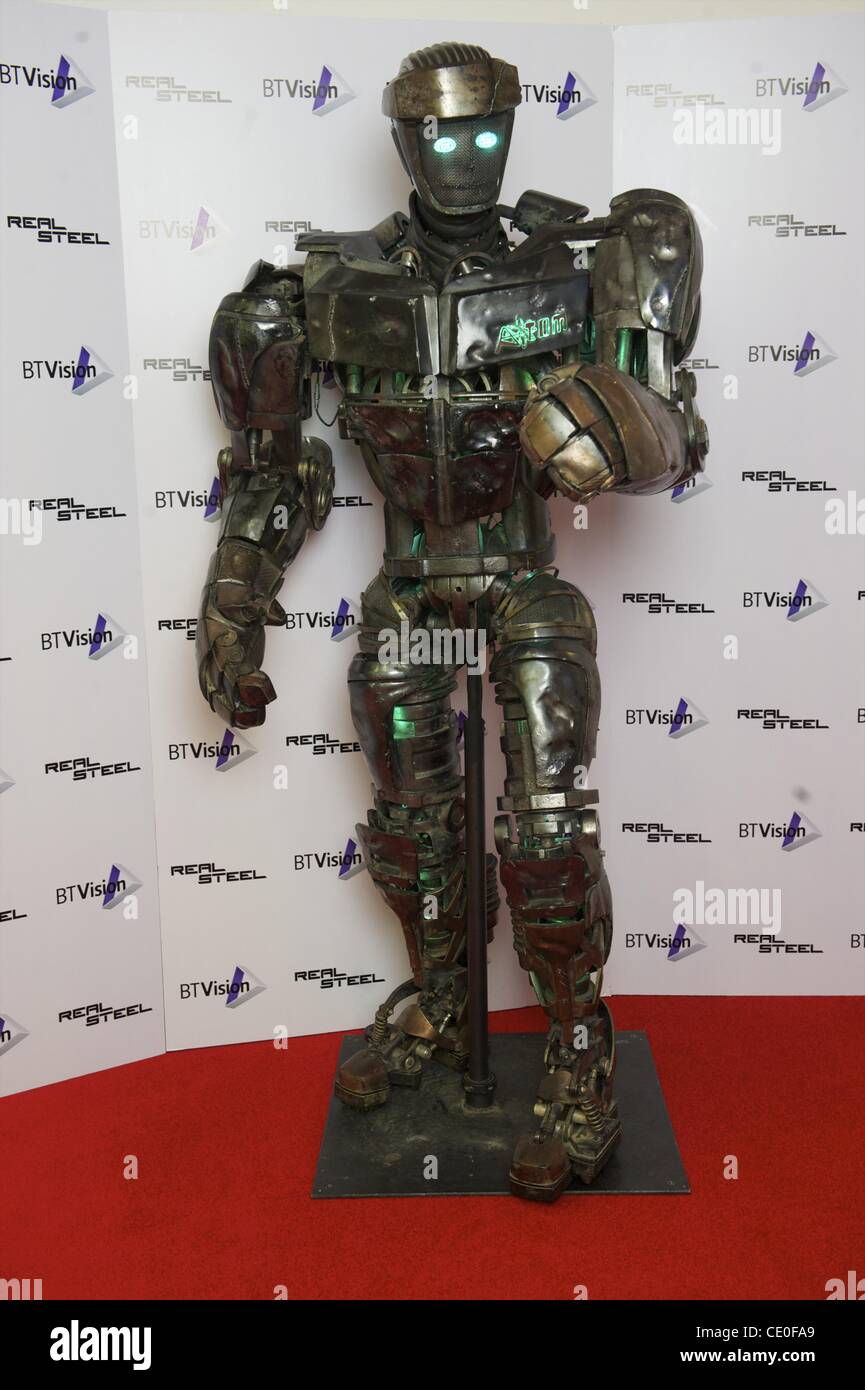 16 septembre 2011 - London, England, UK - un robot utilisé mécaniques du  film Real Steel avec Hugh Jackman acteur attend chez BT Tower. (Crédit  Image : © Mark Makela/ZUMAPRESS.com Photo Stock - Alamy