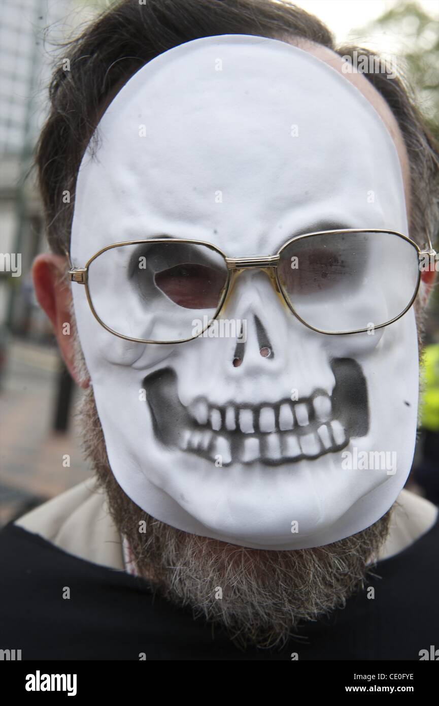 19 septembre 2011 - Birmingham, England, UK - squelette habillé en costume d'assembler des manifestants à l'extérieur de la CPI, l'emplacement de la Conférence des démocrates libéraux. (Crédit Image : © Mark Makela/ZUMAPRESS.com) Banque D'Images