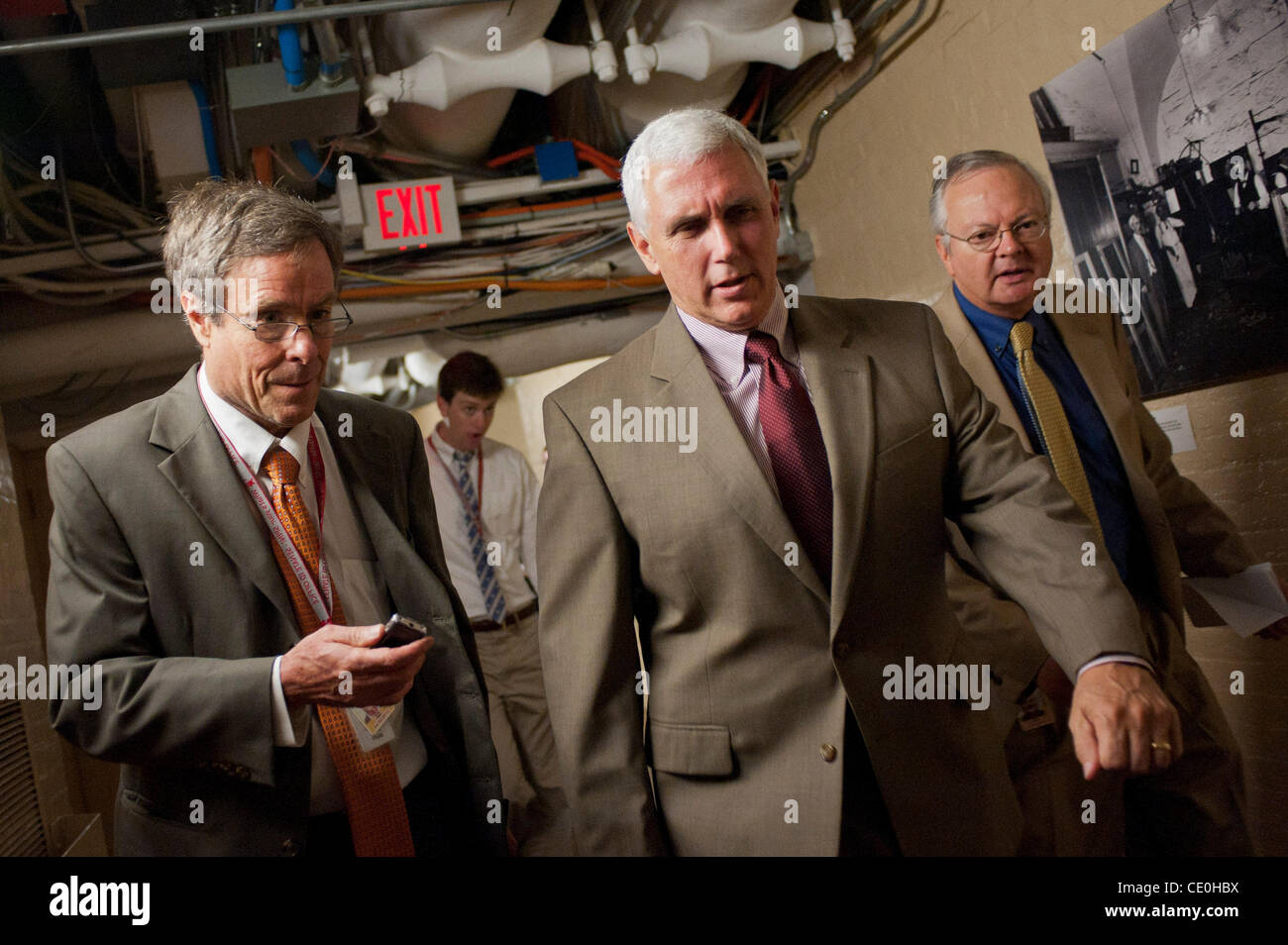 27 juillet 2011 - Washington, District of Columbia, États-Unis - Rempl. MIKE PENCE (R-D) est suivie par les journalistes pendant qu'il part d'une maison à la réunion Conférence U.S. Capitol le mercredi qu'ils poursuivent les négociations sur le relèvement du plafond de la dette. (Crédit Image : ©/ZUMAPRESS.com) Marovich Pete Banque D'Images