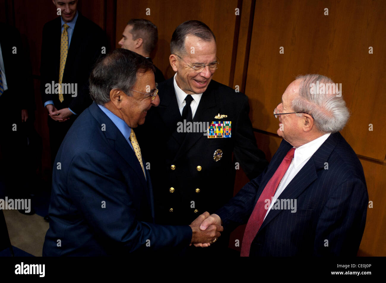 22 septembre 2011 - Washington, District of Columbia, États-Unis - le secrétaire à la défense, Leon Panetta et chef de l'état-major des adm. MIKE MULLEN sont accueillis par le sénateur Carl Levin (D-MI) avant qu'ils témoignent devant la Commission des forces armées du Sénat audition sur la stratégie américaine en Afghanistan et l'Iraq Banque D'Images