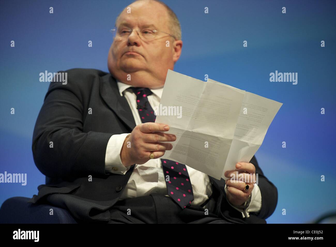 3 octobre 2011 - Manchester, Angleterre, RU - Secrétaire d'État aux communautés et du Gouvernement Local ERIC PICKLES regarde ses notes tout en prenant part à une discussion de groupe au cours de la conférence du parti conservateur à Manchester Central. (Crédit Image : © Mark Makela/ZUMAPRESS.com) Banque D'Images