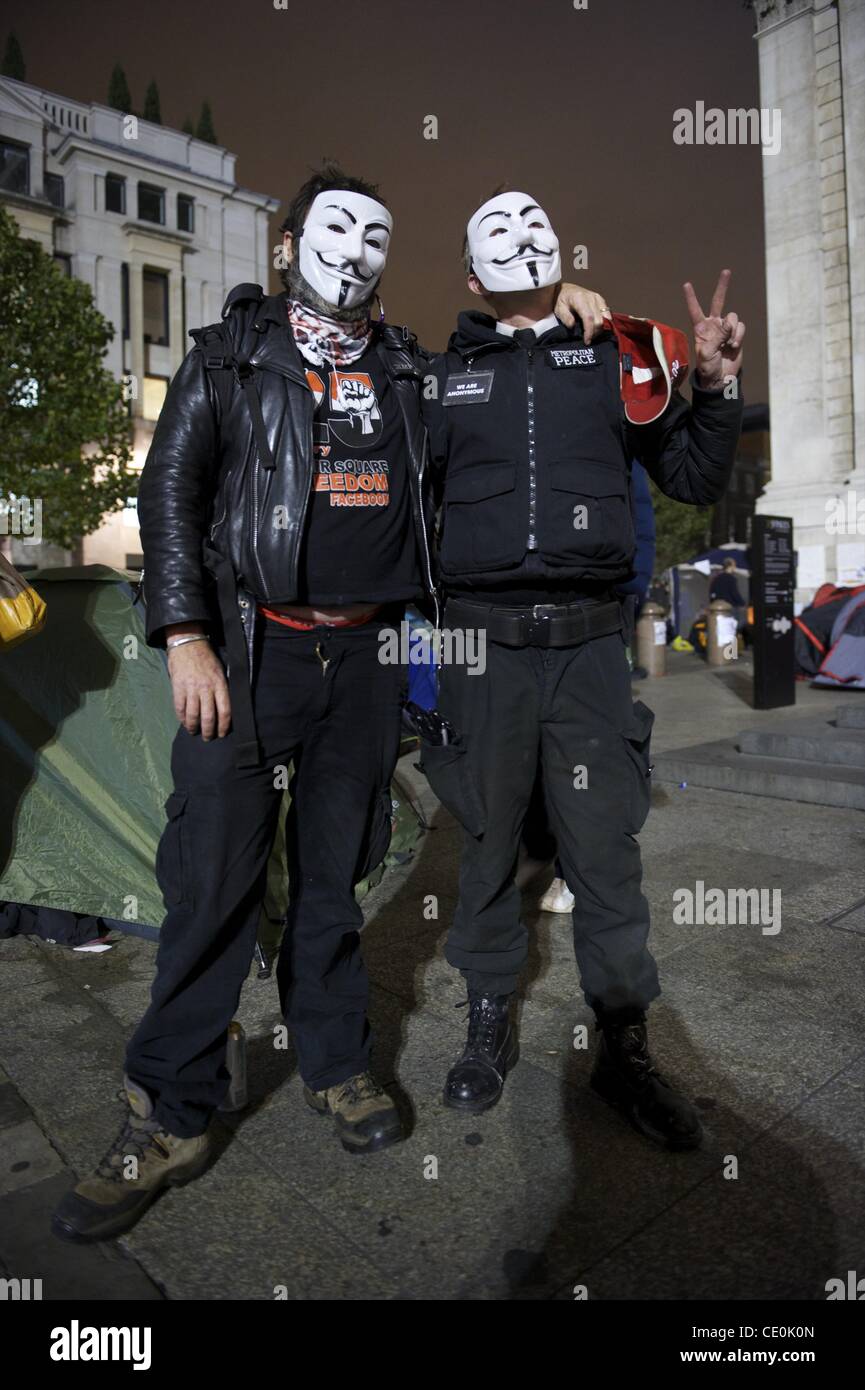 21 oct., 2011 - Londres, Angleterre, Royaume-Uni - Des centaines de manifestants à l'extérieur du camp la Cathédrale St Paul dans le cadre d'Occupy London, une des nombreuses institutions financières contre des manifestations à travers le monde. (Crédit Image : © Mark Makela/ZUMAPRESS.com) Banque D'Images