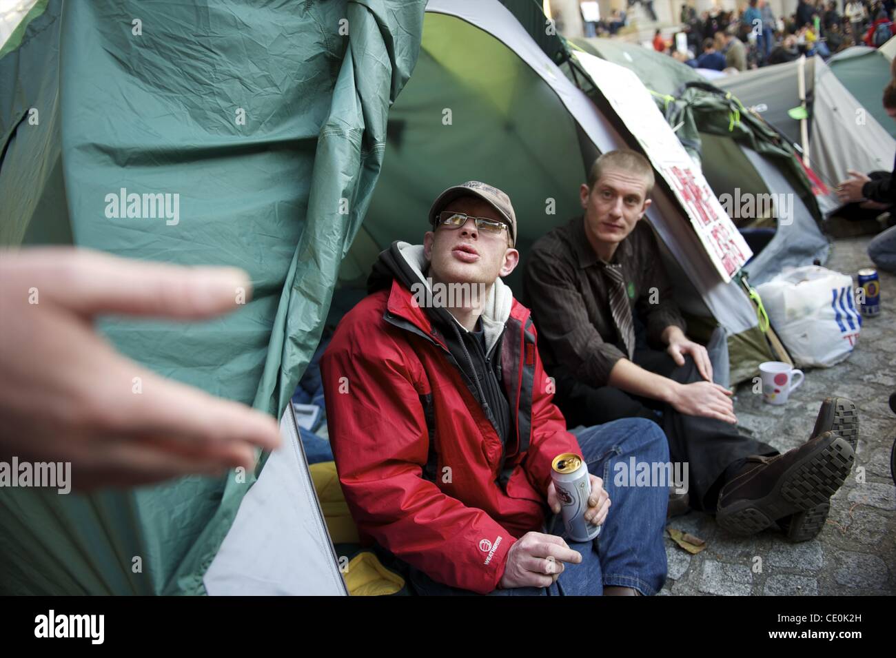 22 octobre 2011 - Londres, Angleterre, Royaume-Uni - Des centaines de manifestants à l'extérieur du camp la Cathédrale St Paul dans le cadre d'Occupy London, une des nombreuses institutions financières contre des manifestations à travers le monde. (Crédit Image : © Mark Makela/ZUMAPRESS.com) Banque D'Images