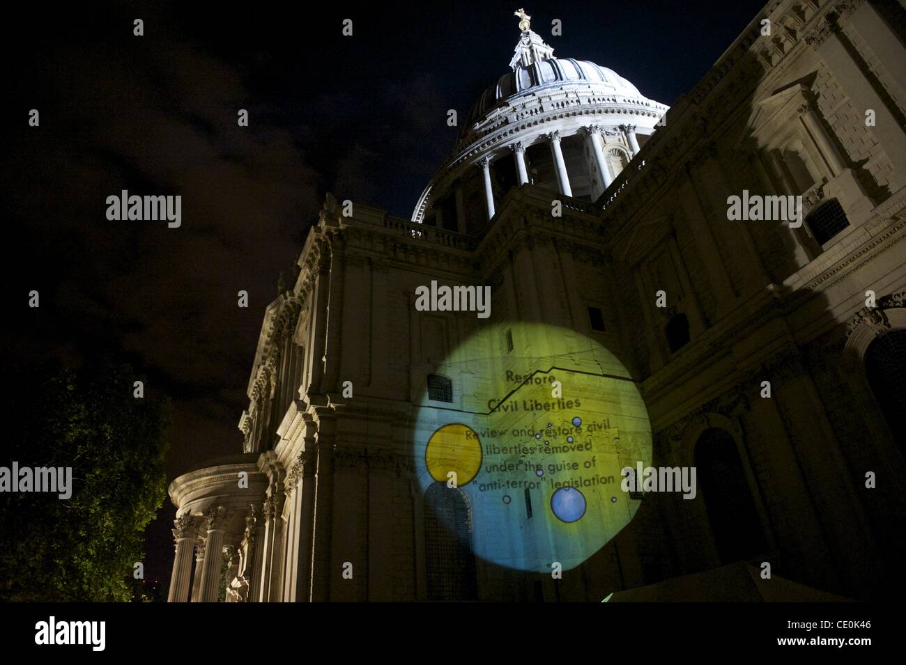 23 octobre, 2011 - Londres, Angleterre, Royaume-Uni - Des centaines de manifestants à l'extérieur du camp la Cathédrale St Paul dans le cadre de 'Occupy London' l'un de plus d'un millier d'institutions financières de telles manifestations contre dans le monde entier. (Crédit Image : © Mark Makela/ZUMAPRESS.com) Banque D'Images