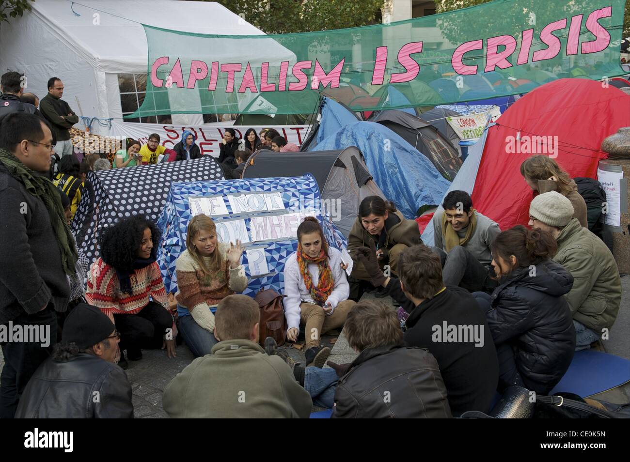 23 octobre, 2011 - Londres, Angleterre, Royaume-Uni - Des centaines de manifestants à l'extérieur du camp la Cathédrale St Paul dans le cadre de 'Occupy London' l'un de plus d'un millier d'institutions financières de telles manifestations contre dans le monde entier. (Crédit Image : © Mark Makela/ZUMAPRESS.com) Banque D'Images