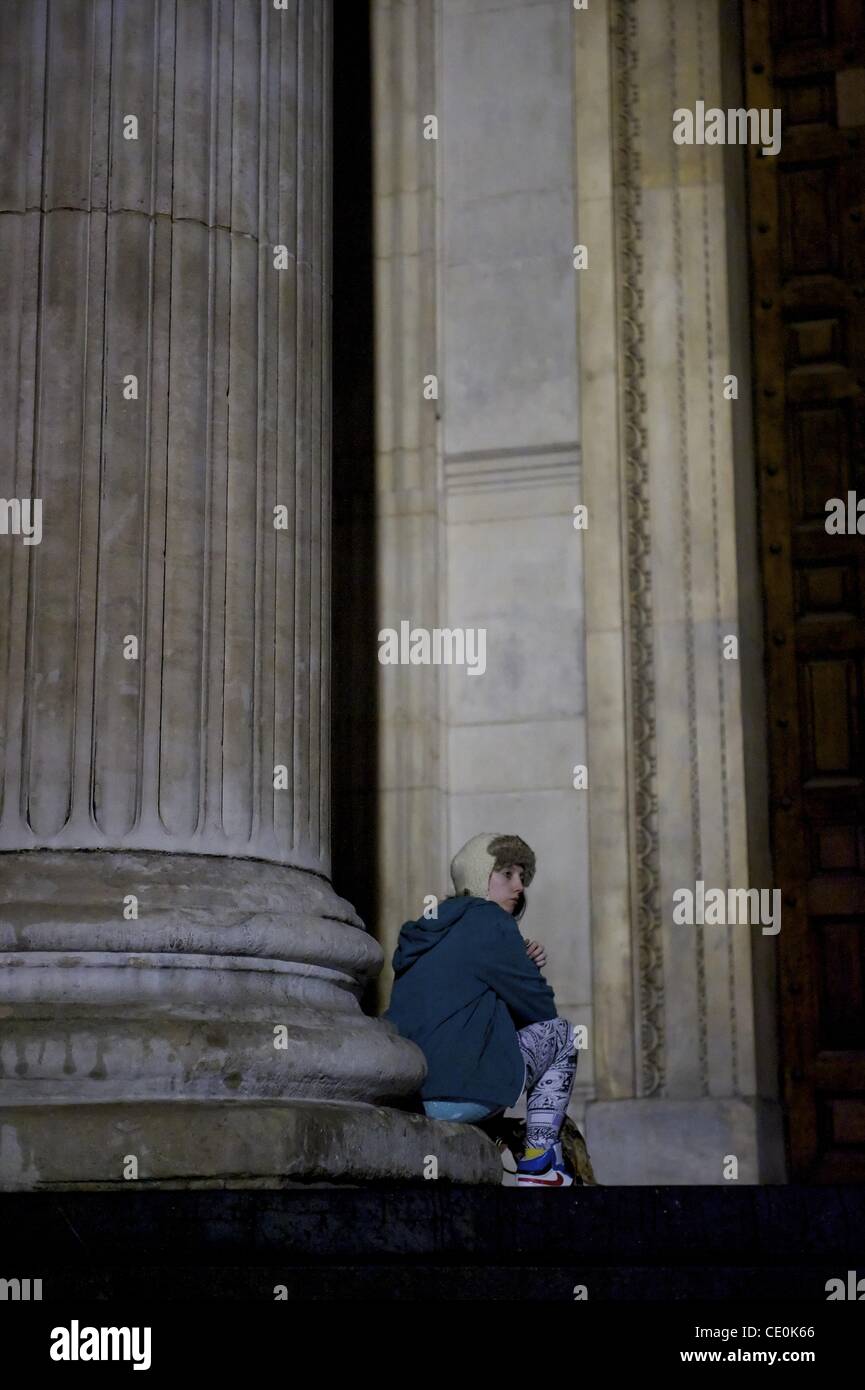 24 octobre 2011 - Londres, Angleterre, Royaume-Uni - une femme assise à l'extérieur de la Cathédrale St Paul dans le cadre de 'Occupy London' l'un de plus d'un millier d'institutions financières de telles manifestations contre dans le monde entier. (Crédit Image : © Mark Makela/ZUMAPRESS.com) Banque D'Images