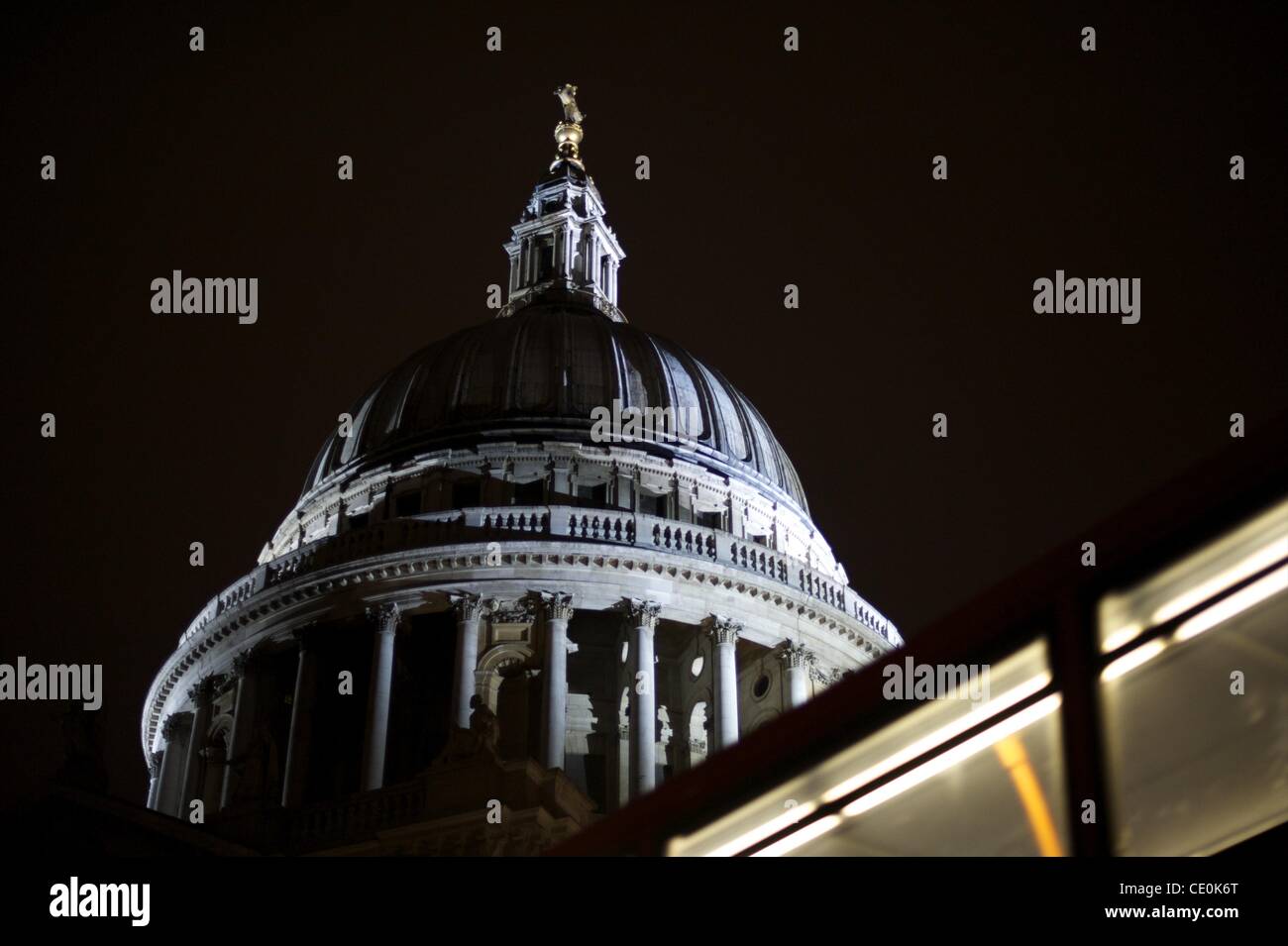 24 octobre 2011 - Londres, Angleterre, Royaume-Uni - Des centaines de manifestants à l'extérieur du camp la Cathédrale St Paul dans le cadre de 'Occupy London' l'un de plus d'un millier d'institutions financières de telles manifestations contre dans le monde entier. (Crédit Image : © Mark Makela/ZUMAPRESS.com) Banque D'Images