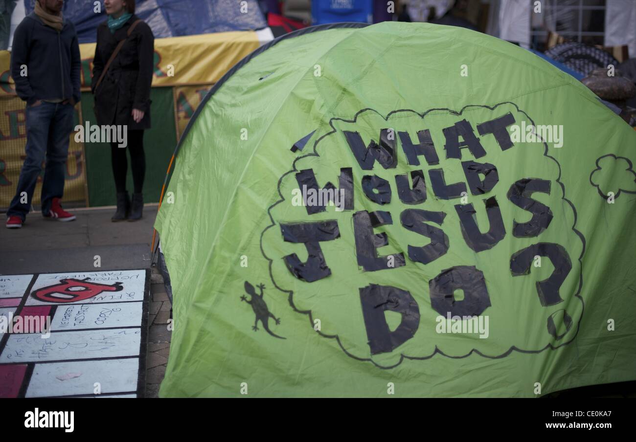 29 octobre 2011 - Londres, Angleterre, Royaume-Uni - Des centaines de manifestants à l'extérieur du camp la Cathédrale St Paul dans le cadre de 'Occupy London' l'un de plus d'un millier d'institutions financières de telles manifestations contre dans le monde entier. (Crédit Image : © Mark Makela/ZUMAPRESS.com) Banque D'Images