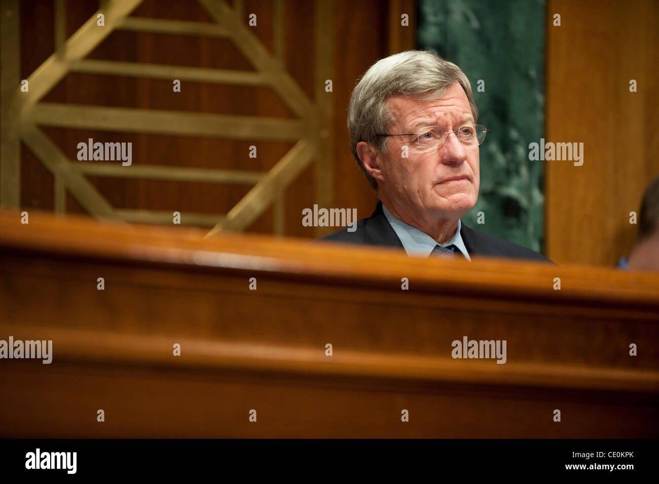 Mai 4,2010 - Washington, District de Columbia USA - Le sénateur Max Baucus, écoute, le secrétaire au Trésor Timothy Geithner témoigne devant un comité sénatorial des finances sur l'audience que le président Obama a proposé aux institutions financières au sujet de TARP (Troubled Asset Relief Program) (Crédit Image : © Pete Banque D'Images