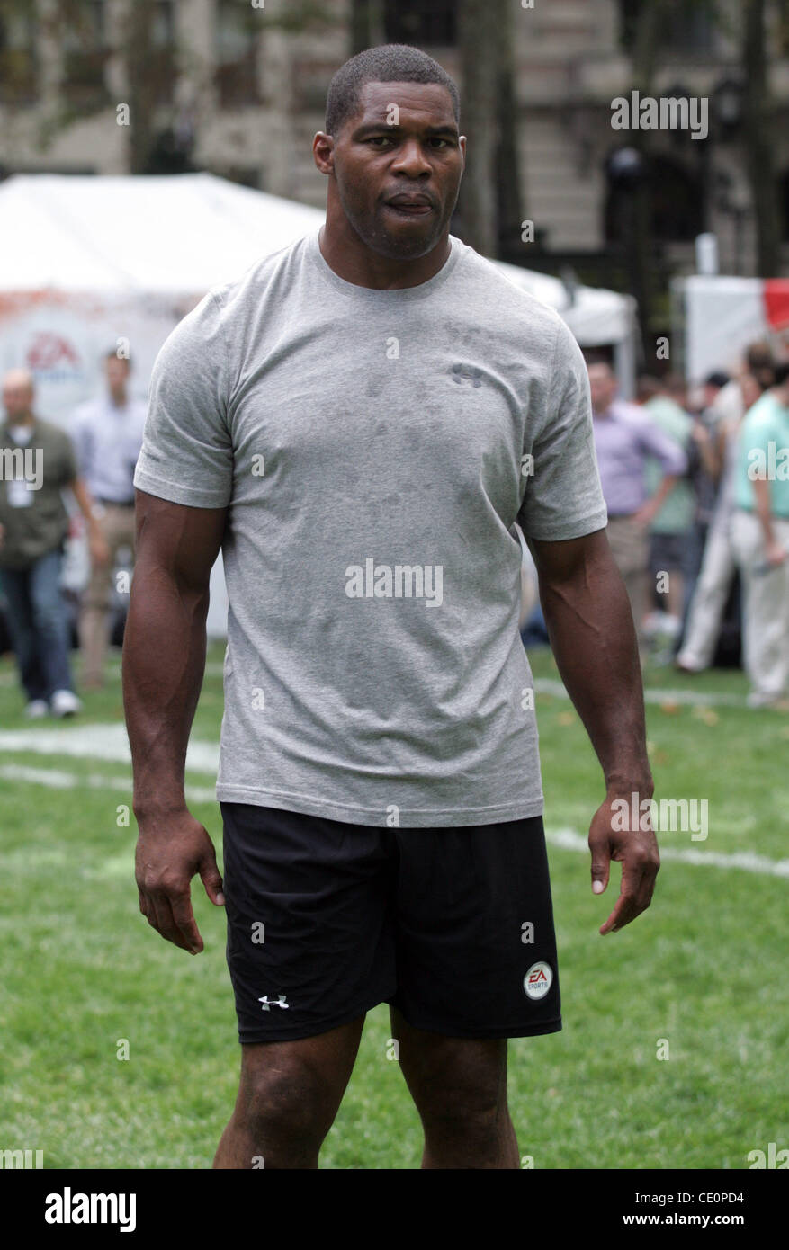 27 juillet 2011 - New York, New York, États-Unis - Walker Herschel assiste à l'EA Sports Madden NFL 12 Pro-am de porc au Bryant Park à New York le 27 juillet 2011.(Image Crédit : Â© Sharon Neetles/Globe Photos/ZUMAPRESS.com) Banque D'Images