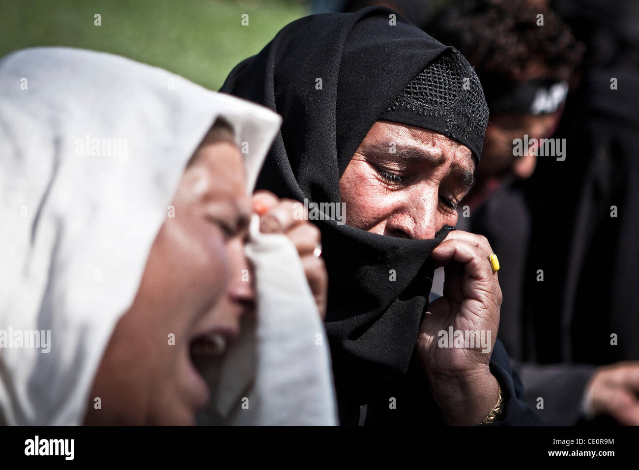 Parents de disparus cachemiriens wail lors d'une manifestation à Srinagar. La manifestation était organisée par l'Association des parents des disparus (APDP) pour marquer la Journée internationale des disparus au Cachemire, le territoire contesté qui avait subi l'application de disparitions forcées Banque D'Images
