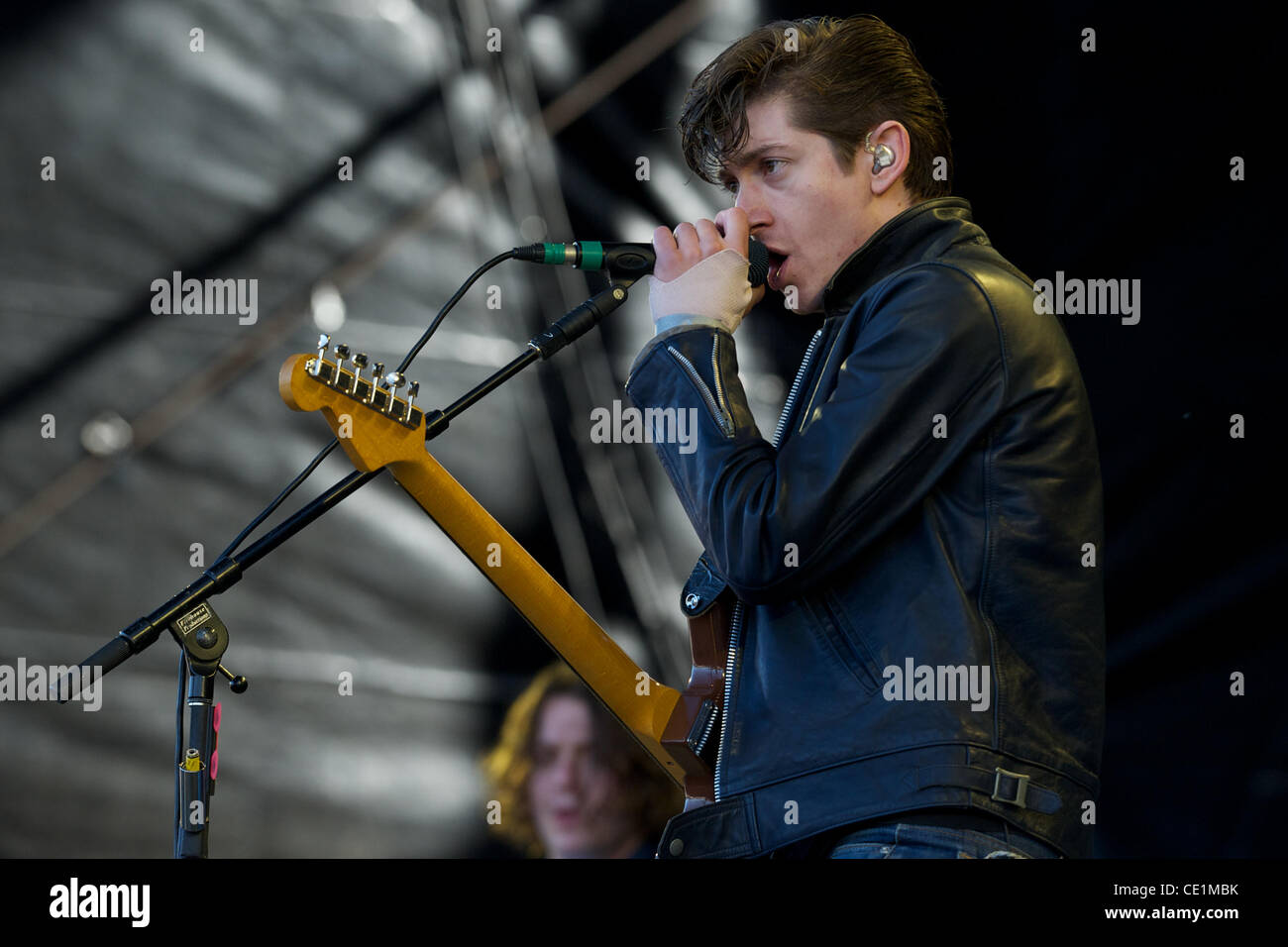 13 août 2011 - San Francisco, Californie, États-Unis - Alex Turner joue avec les singes de l'Arctique à l'extérieur du festival des terres dans le parc du Golden Gate à San Francisco, CA. (Crédit Image : © Matt Cohen/ZUMAPRESS.com) Southcreek/mondial Banque D'Images 13 août 2011 - San Francisco, Californie, États-Unis - Alex Turner joue avec les singes de l'Arctique à l'extérieur du festival des terres dans le parc du Golden Gate à San Francisco, CA. (Crédit Image : © Matt Cohen/ZUMAPRESS.com) Southcreek/mondial Banque D'Images