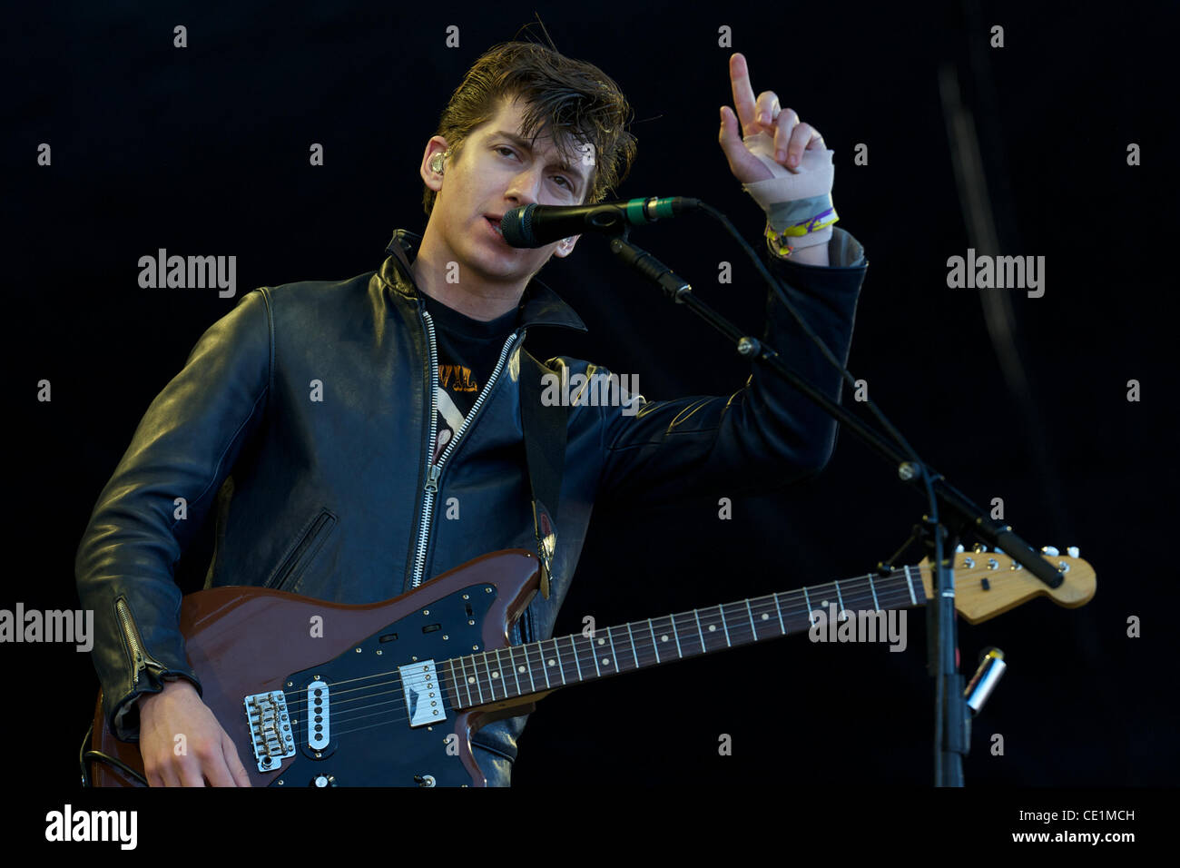 13 août 2011 - San Francisco, Californie, États-Unis - Alex Turner joue avec les singes de l'Arctique à l'extérieur du festival des terres dans le parc du Golden Gate à San Francisco, CA. (Crédit Image : © Matt Cohen/ZUMAPRESS.com) Southcreek/mondial Banque D'Images 13 août 2011 - San Francisco, Californie, États-Unis - Alex Turner joue avec les singes de l'Arctique à l'extérieur du festival des terres dans le parc du Golden Gate à San Francisco, CA. (Crédit Image : © Matt Cohen/ZUMAPRESS.com) Southcreek/mondial Banque D'Images