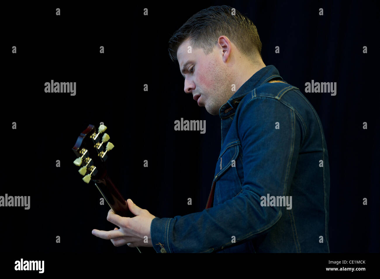 13 août 2011 - San Francisco, Californie, États-Unis - Jamie Cook effectue avec l'Arctic Monkeys à l'extérieur du festival des terres dans le parc du Golden Gate à San Francisco, CA. (Crédit Image : © Matt Cohen/ZUMAPRESS.com) Southcreek/mondial Banque D'Images 13 août 2011 - San Francisco, Californie, États-Unis - Jamie Cook effectue avec l'Arctic Monkeys à l'extérieur du festival des terres dans le parc du Golden Gate à San Francisco, CA. (Crédit Image : © Matt Cohen/ZUMAPRESS.com) Southcreek/mondial Banque D'Images