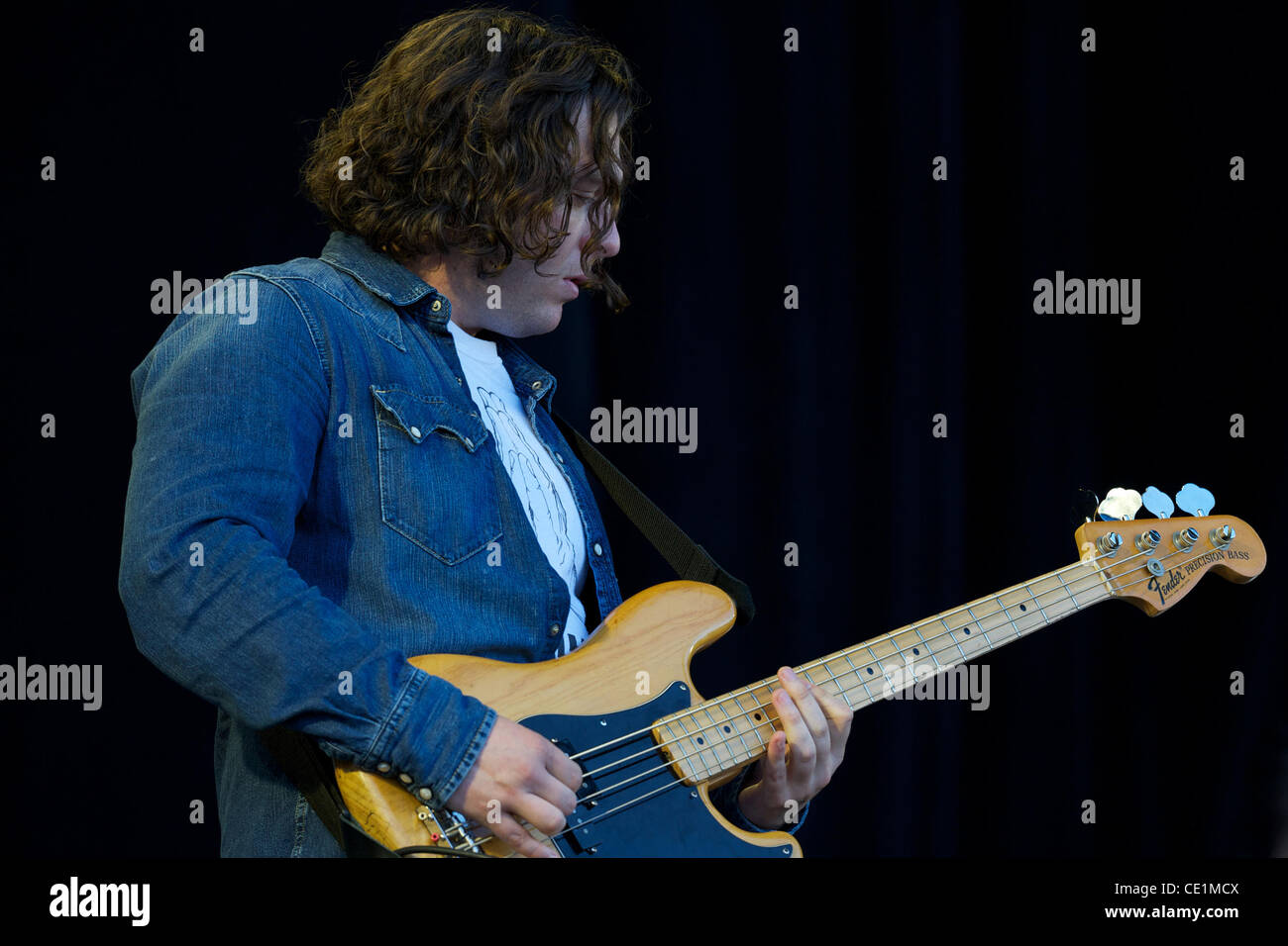 13 août 2011 - San Francisco, Californie, États-Unis - Nick O'Malley joue avec les singes de l'Arctique à l'extérieur du festival des terres dans le parc du Golden Gate à San Francisco, CA. (Crédit Image : © Matt Cohen/ZUMAPRESS.com) Southcreek/mondial Banque D'Images 13 août 2011 - San Francisco, Californie, États-Unis - Nick O'Malley joue avec les singes de l'Arctique à l'extérieur du festival des terres dans le parc du Golden Gate à San Francisco, CA. (Crédit Image : © Matt Cohen/ZUMAPRESS.com) Southcreek/mondial Banque D'Images