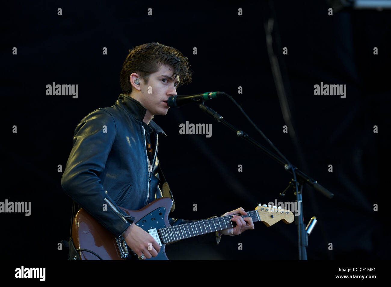 13 août 2011 - San Francisco, Californie, États-Unis - Alex Turner joue avec les singes de l'Arctique à l'extérieur du festival des terres dans le parc du Golden Gate à San Francisco, CA. (Crédit Image : © Matt Cohen/ZUMAPRESS.com) Southcreek/mondial Banque D'Images 13 août 2011 - San Francisco, Californie, États-Unis - Alex Turner joue avec les singes de l'Arctique à l'extérieur du festival des terres dans le parc du Golden Gate à San Francisco, CA. (Crédit Image : © Matt Cohen/ZUMAPRESS.com) Southcreek/mondial Banque D'Images