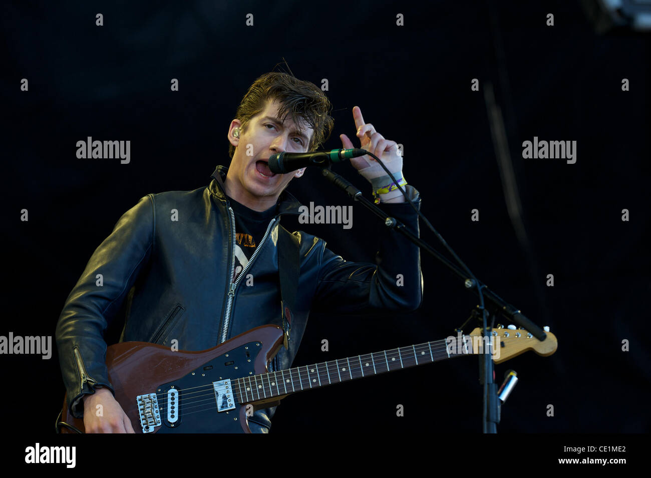 13 août 2011 - San Francisco, Californie, États-Unis - Alex Turner joue avec les singes de l'Arctique à l'extérieur du festival des terres dans le parc du Golden Gate à San Francisco, CA. (Crédit Image : © Matt Cohen/ZUMAPRESS.com) Southcreek/mondial Banque D'Images 13 août 2011 - San Francisco, Californie, États-Unis - Alex Turner joue avec les singes de l'Arctique à l'extérieur du festival des terres dans le parc du Golden Gate à San Francisco, CA. (Crédit Image : © Matt Cohen/ZUMAPRESS.com) Southcreek/mondial Banque D'Images