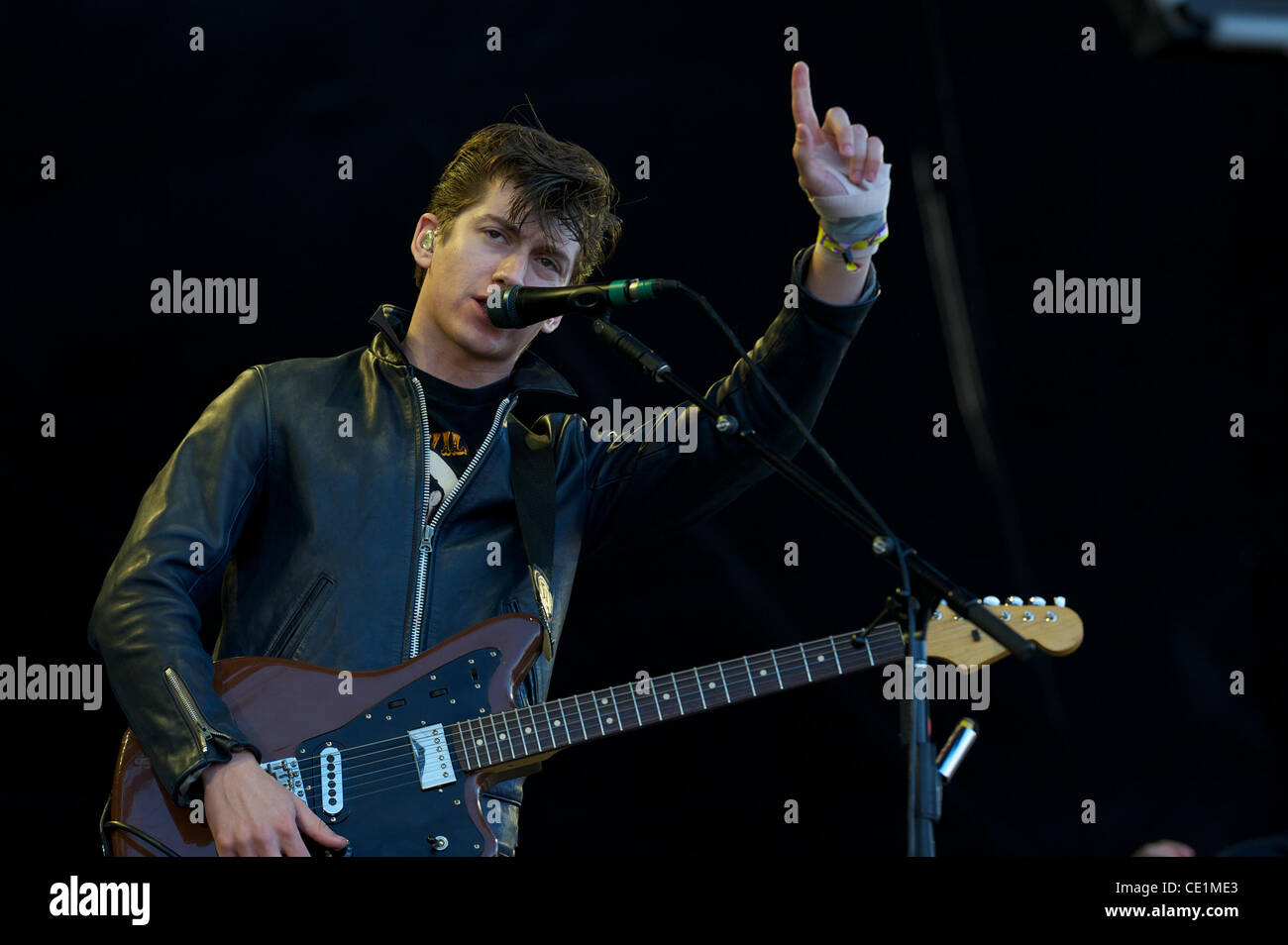 13 août 2011 - San Francisco, Californie, États-Unis - Alex Turner joue avec les singes de l'Arctique à l'extérieur du festival des terres dans le parc du Golden Gate à San Francisco, CA. (Crédit Image : © Matt Cohen/ZUMAPRESS.com) Southcreek/mondial Banque D'Images 13 août 2011 - San Francisco, Californie, États-Unis - Alex Turner joue avec les singes de l'Arctique à l'extérieur du festival des terres dans le parc du Golden Gate à San Francisco, CA. (Crédit Image : © Matt Cohen/ZUMAPRESS.com) Southcreek/mondial Banque D'Images