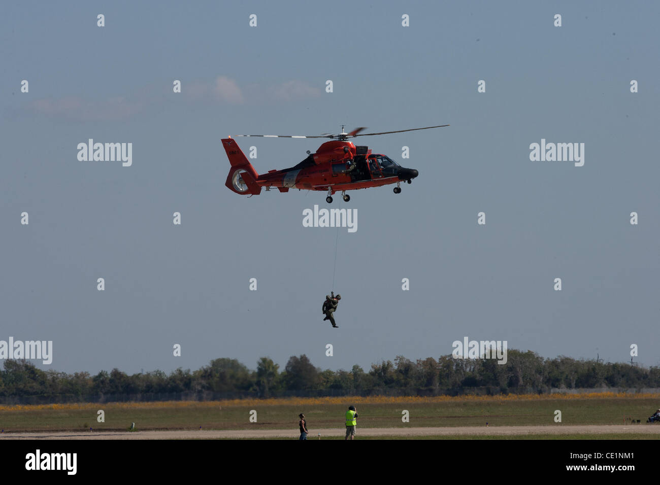 16 octobre 2011 - Houston, Texas, États-Unis - Le United States Coast Guard démontrant l'efficacité de sa récupération à courte portée, l'hélicoptère Aerospatiale Dauphine (''Dolphin'') HH-65C au cours d'ailes au-dessus de Houston à Ellington Field à Houston, TX. (Crédit Image : © Juan DeLeon/Southcreek/ZUMAPRESS.co Banque D'Images