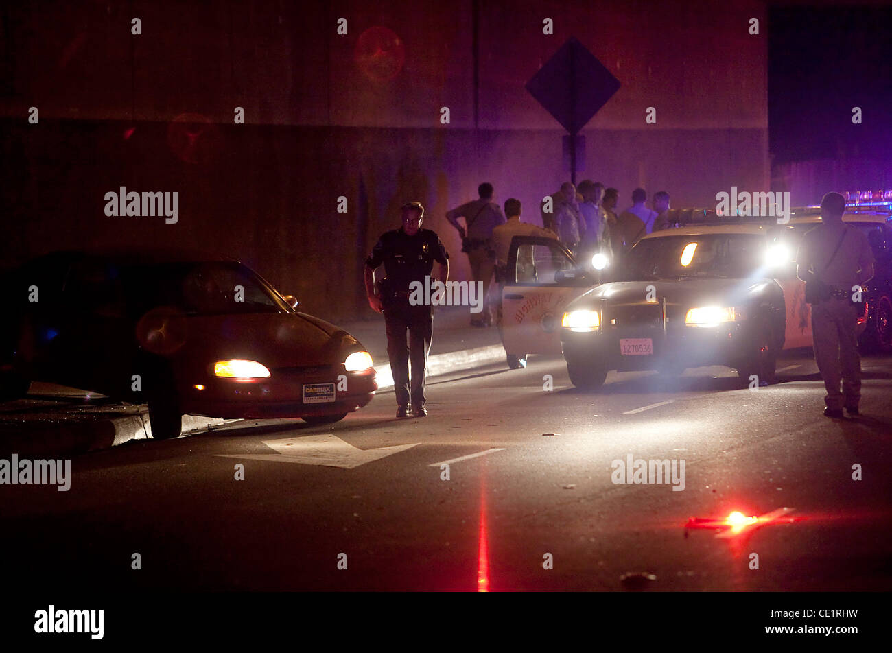 California Highway Patrol policiers enquêter sur la voiture qui a été impliqué dans une poursuite à grande vitesse faible sur les autoroutes 405 et 110 dans l'Ouest de Los Angeles. Le Chase a finalement terminé dans Lawndale sur Artesia Boulevard et l'autoroute 405, où le conducteur du véhicule a été placé en garde à vue. Banque D'Images