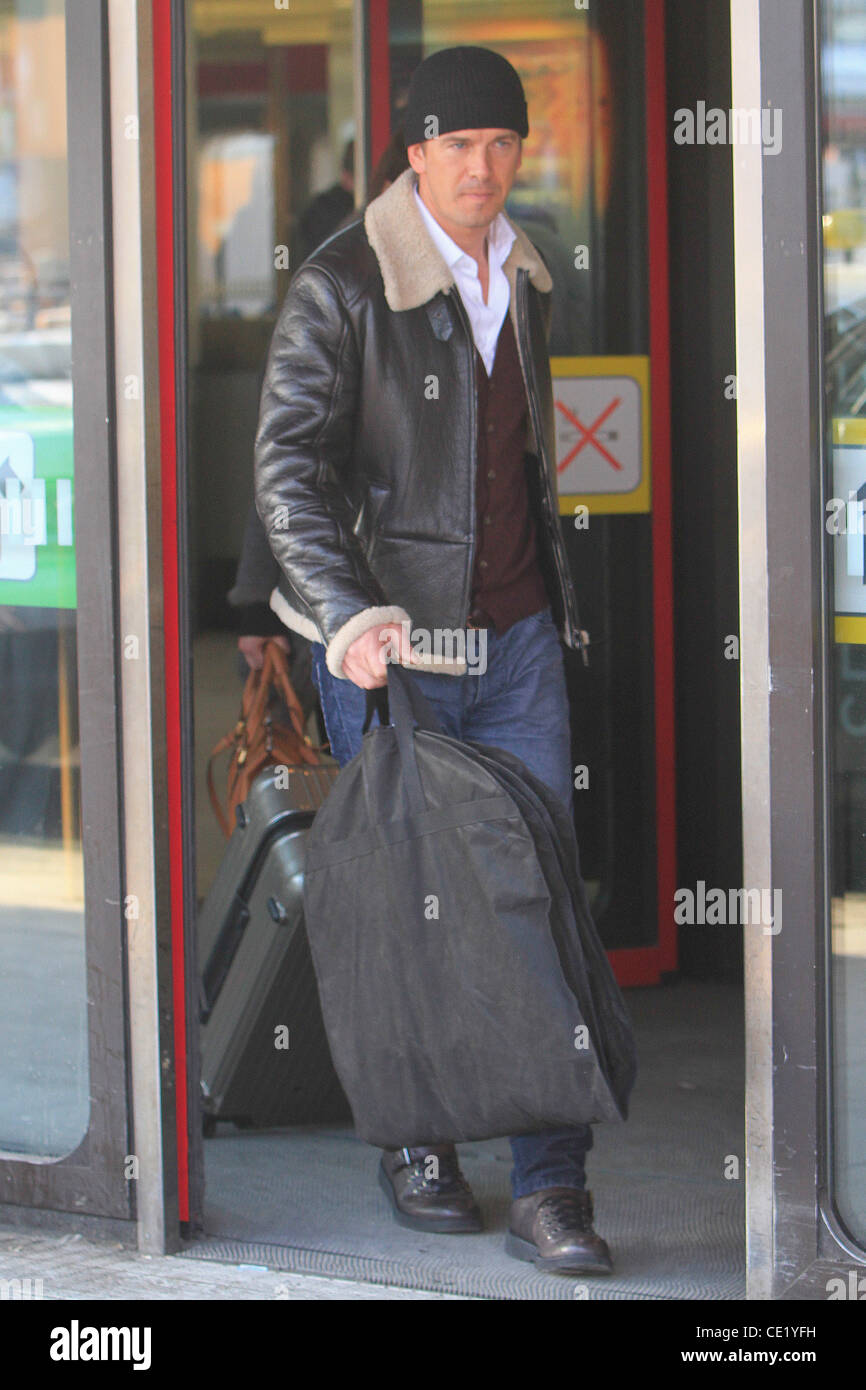 Markus Lanz avec sa nouvelle petite amie Angela Gressmann à l'aéroport de Tegel. Berlin, Allemagne - 04.02.2012 Banque D'Images