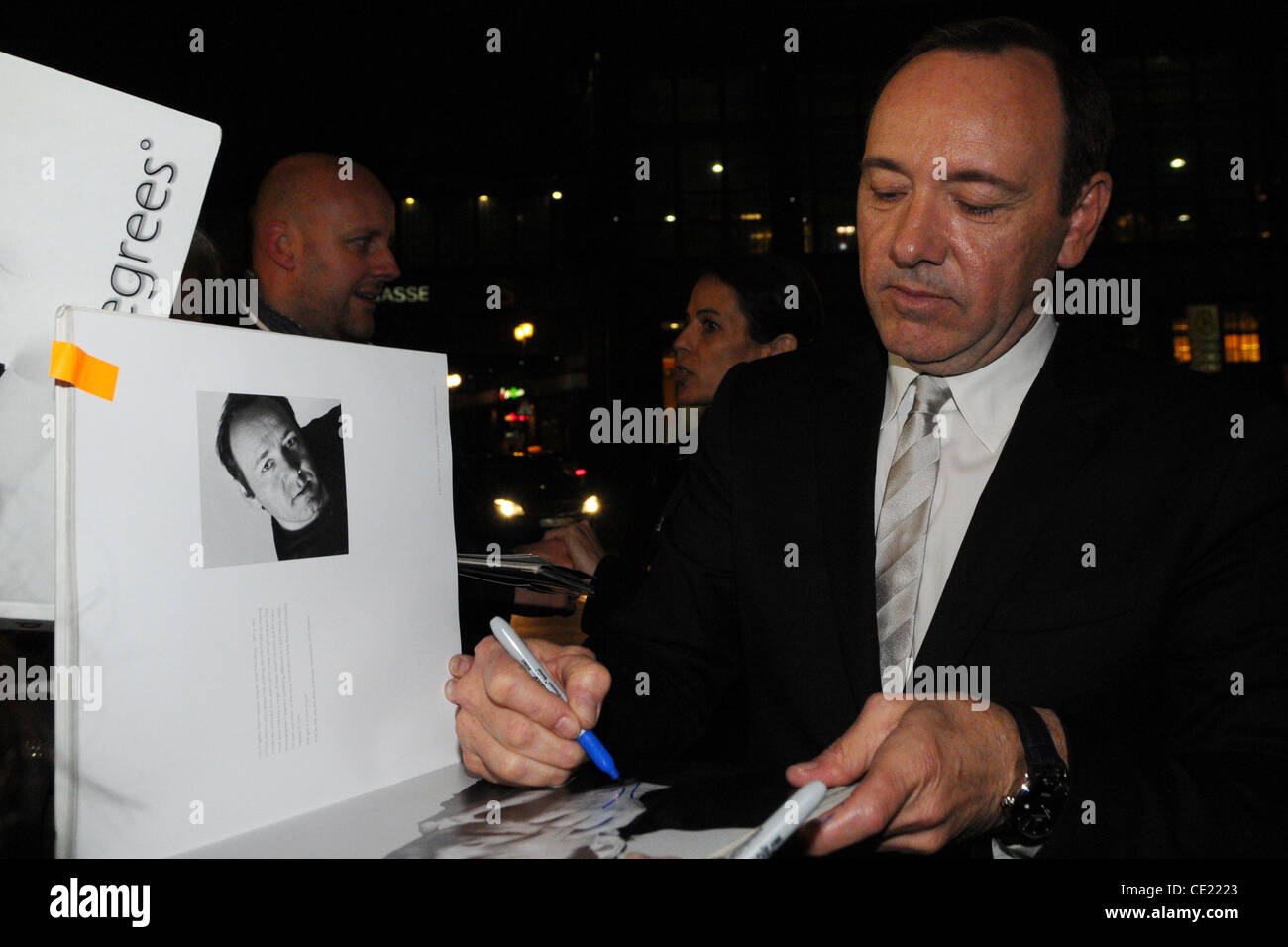 Kevin Spacey de signer des autographes à l'extérieur de San Nicci restaurant après le parti pour son nouveau film "marge". Berlin, Allemagne - impression 11.02.2011 Banque D'Images