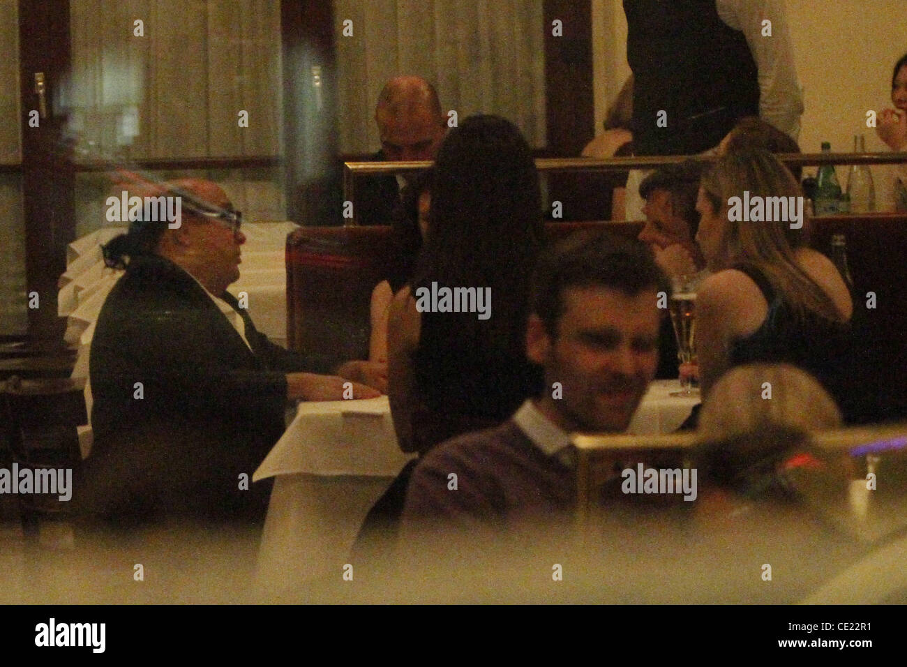 Danny DeVito, Rhea Pearlman et Michael J. Fox après avoir dîner au restaurant Borchardt. Berlin, Allemagne - 05.02.2011 Banque D'Images