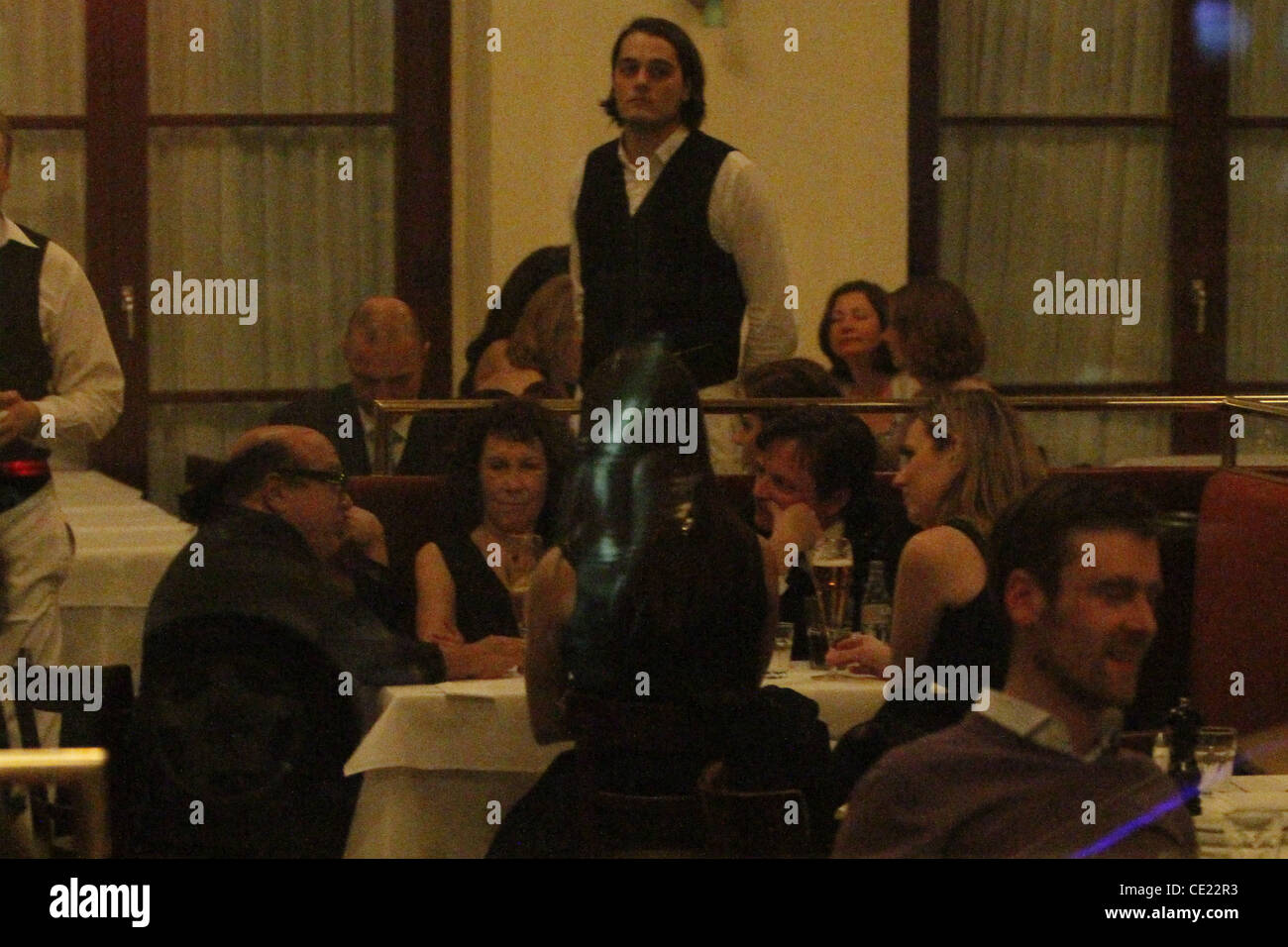 Danny DeVito, Rhea Pearlman et Michael J. Fox après avoir dîner au restaurant Borchardt. Berlin, Allemagne - 05.02.2011 Banque D'Images