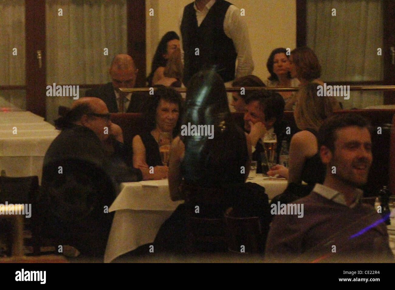 Danny DeVito, Rhea Pearlman et Michael J. Fox après avoir dîner au restaurant Borchardt. Berlin, Allemagne - 05.02.2011 Banque D'Images