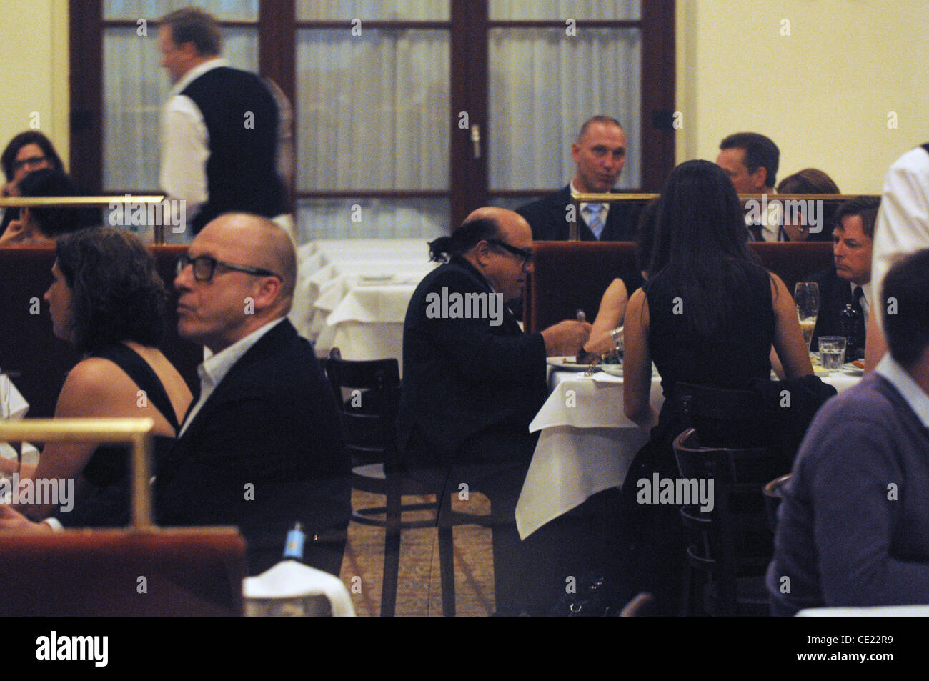 Danny DeVito et Michael J. Fox après avoir dîner au restaurant Borchardt. Berlin, Allemagne - 05.02.2011 Banque D'Images