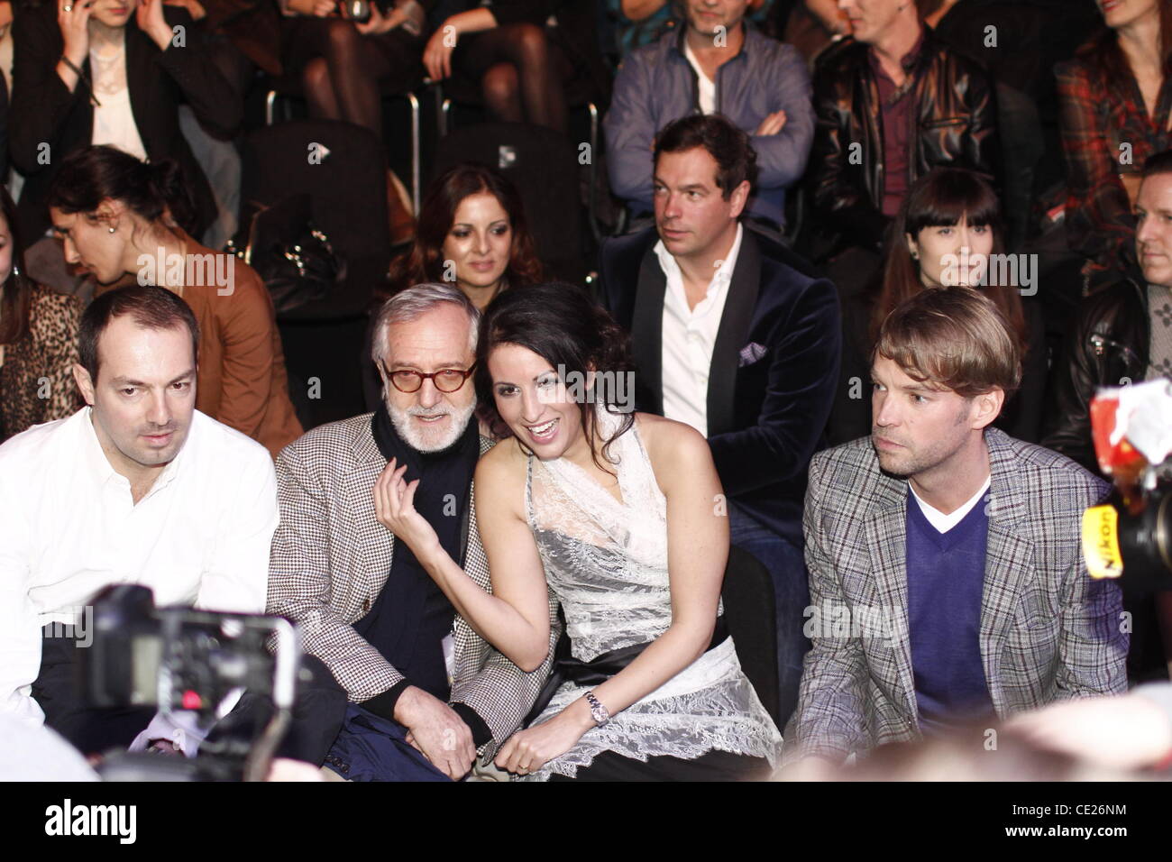 Josef Voelk Minu et Barati-Fischer - Front Row - Unrath & Strano fashion show à Mercedes Benz Fashion Week Automne/Hiver 2011 du fashion tente sur la place Bebelplatz. Berlin, Allemagne - 20.01.2011 Banque D'Images