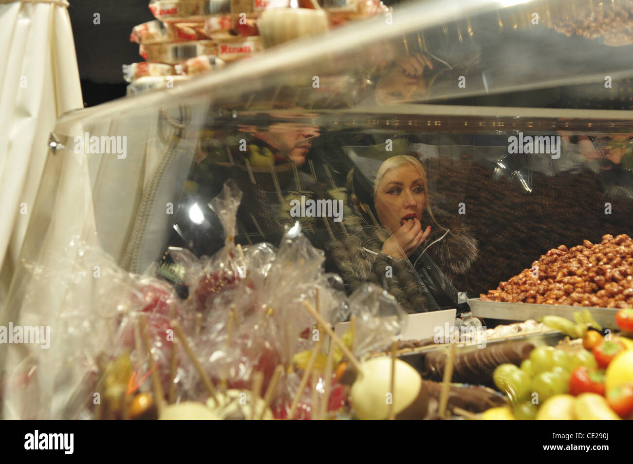 Christina Aguilera et son petit ami au marché de Noël sur la place de Gendarmenmarkt. Berlin, Allemagne - 16.12.2010 Banque D'Images