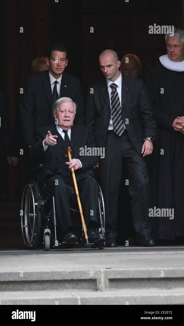 Helmut Schmidt à Loki Schmidt's Funeral à église St Michel. Hambourg, Allemagne - 01.11.2010 Banque D'Images