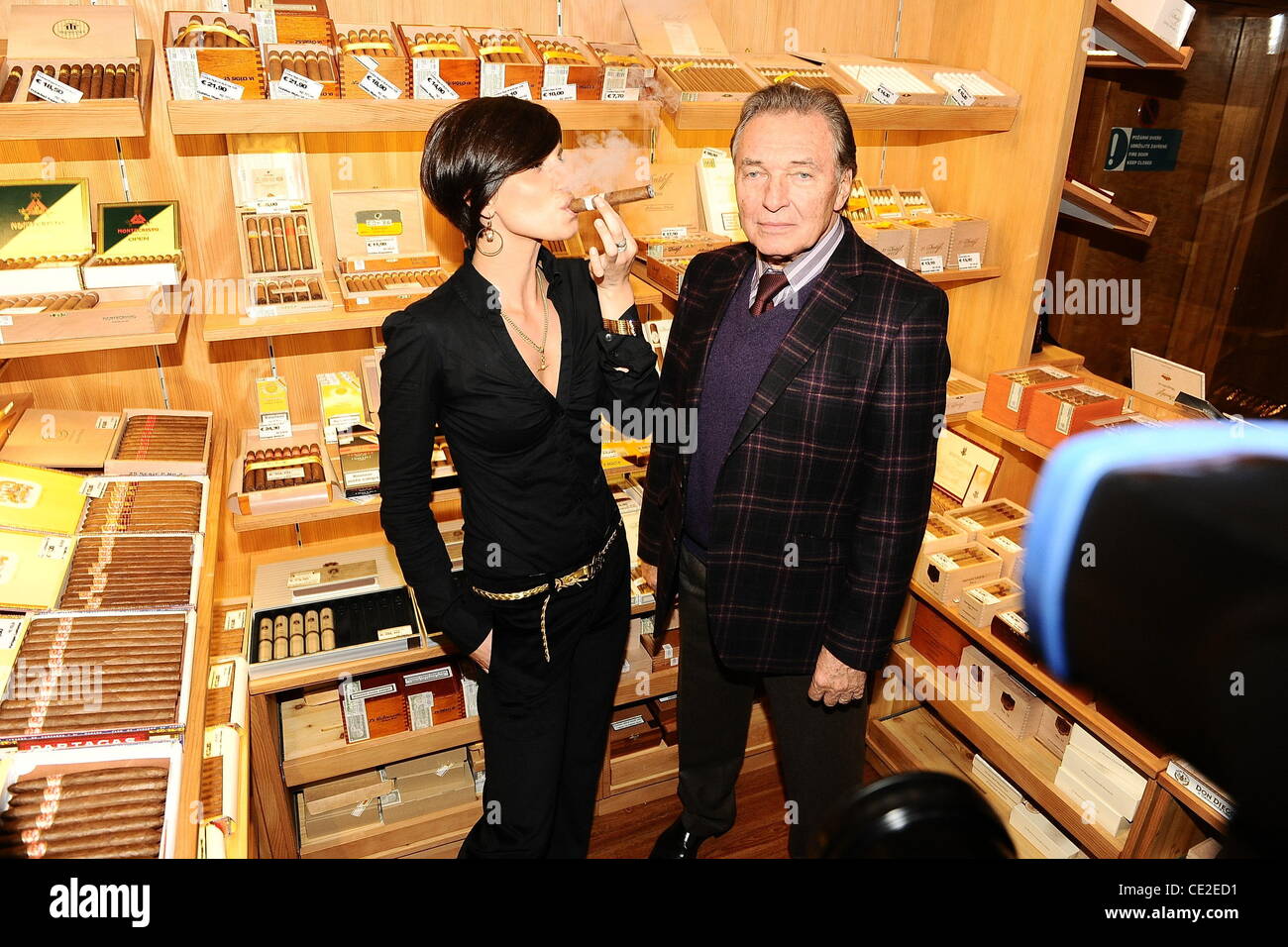 À Karel Gott l'inauguration d'un nouveau magasin de cigares à l'hôtel Hilton de Prague. Prague, République tchèque - 19.10.2010 Banque D'Images