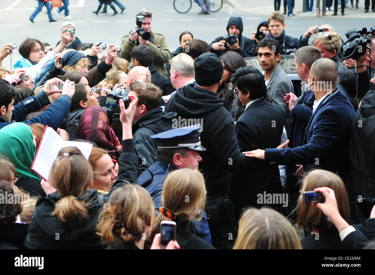 Shahrukh Khan essaie de trouver un chemin dans la foule tout en laissant à la conférence de presse pour le film 'le 2' au Friedrichstadtpalast. Berlin, Allemagne - 22.10.2010 Banque D'Images