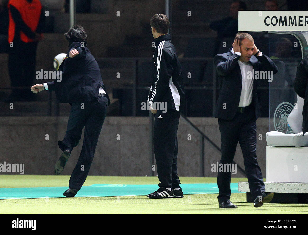 Jogi Loew kicks une balle après l'échec d'un déménagement, l'Allemagne contre la Turquie Euro Cup 2012 qualification au Stade Olympique. Berlin, Allemagne - 08.10.2010 Banque D'Images