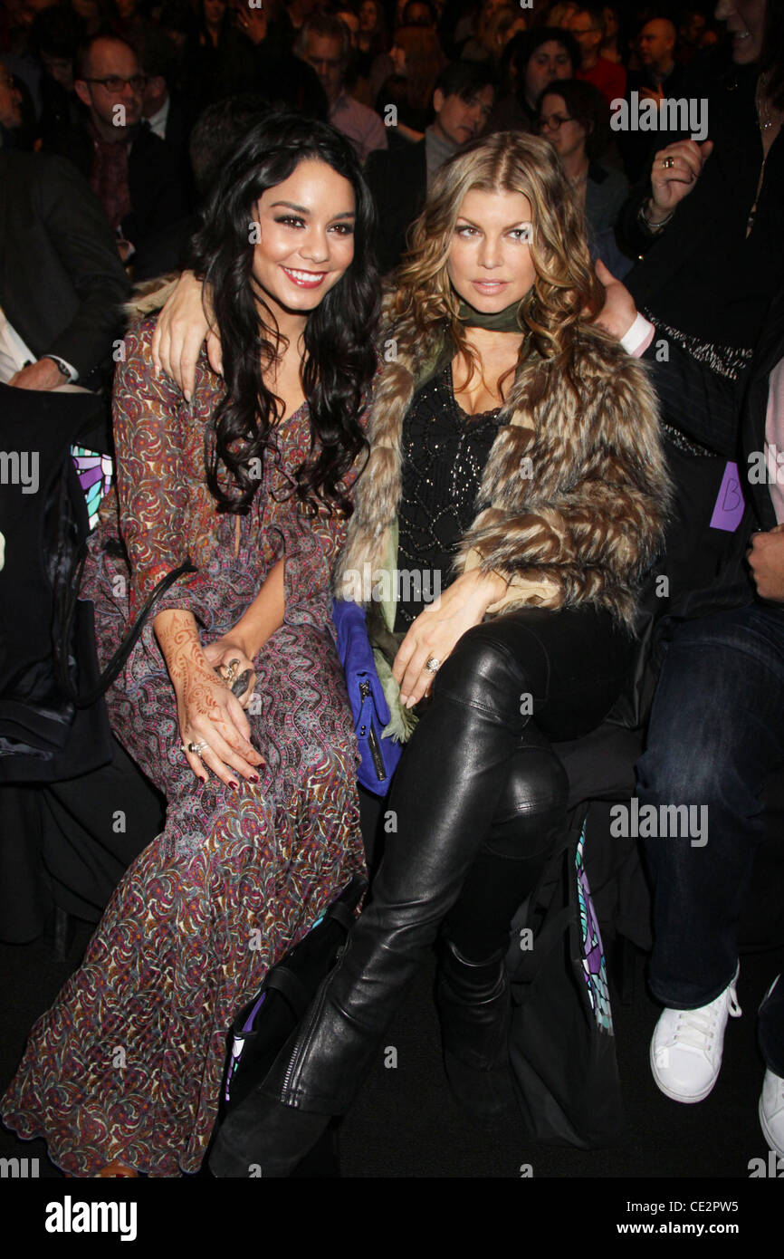 Vanessa Hudgens et Fergie, alias Stacy Ann Ferguson Mercedes-Benz IMG New York Fashion Week Automne 2011 - Anna Sui - Front Row New York City, USA - 16.02.11 Banque D'Images