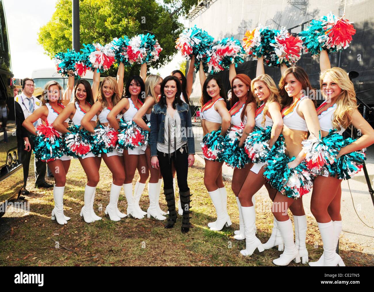 Martina McBride pose avec le backstage Dolphin Miami cheerleaders pays